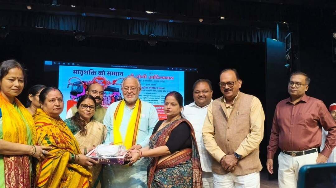 👉#60 वर्ष से अधिक आयु की महिलाओं को आजीवन निःशुल्क बस यात्रा का तोहफा
रक्षाबंधन पर माताओं-बहनों-बेटियों को सहयात्री सहित 27 से 29 अगस्त तक मुफ्त बस यात्रा
शाहजहांपुर। मुख्यमंत्री योगी आदित्यनाथ ने बुधवार को लखनऊ स्थित जुपिटर हॉल, इंदिरा गांधी प्रतिष्ठान में 60 वर्ष एवं उससे अधिक आयु की महिलाओं के लिए उत्तर प्रदेश राज्य सड़क परिवहन निगम की साधारण बसों में आजीवन निःशुल्क यात्रा की सुविधा प्रदान करने वाली ‘लोकमाता अहिल्याबाई मातृशक्ति यात्रा’ योजना का शुभारंभ किया। इस अवसर पर विशेष बसों को फ्लैग ऑफ किया गया। कार्यक्रम का सजीव प्रसारण शाहजहांपुर के गांधी भवन सभागार में देखा गया।जनपद में आयोजित कार्यक्रम में मुख्य अतिथि प्रदेश सरकार के वित्त एवं संसदीय कार्य मंत्री सुरेश कुमार खन्ना रहे। इस दौरान लोकसभा सांसद अरुण कुमार सागर, एमएलसी डॉ. सुधीर कुमार गुप्ता, ददरौल विधायक अरविंद कुमार सिंह, महापौर अर्चना वर्मा, जिला पंचायत अध्यक्ष ममता यादव, महानगर अध्यक्ष शिल्पी गुप्ता सहित अन्य जनप्रतिनिधि मौजूद रहे।मुख्य अतिथि सुरेश कुमार खन्ना ने कहा कि रक्षाबंधन से पूर्व प्रदेश की माताओं और बहनों कोमुख्यमंत्री ने बड़ा उपहार दिया है। ‘लोकमाता अहिल्याबाई मातृशक्ति योजना’ के तहत प्रदेश की 60 वर्ष से अधिक आयु की महिलाओं को परिवहन निगम की साधारण बसों में आजीवन निःशुल्क यात्रा की सुविधा मिलेगी। प्रदेश की एक करोड़ से अधिक महिलाएं इस योजना से लाभान्वित हो सकेंगी। उन्होंने कहा कि अब बुजुर्ग माताएं बिना यात्रा व्यय की चिंता के तीर्थाटन करने और अपने परिजनों से मिलने के लिए निःशुल्क यात्रा कर सकेंगी।उन्होंने बताया कि रक्षाबंधन के अवसर पर प्रदेश की माताओं, बहनों एवं बेटियों को एक सहयात्री सहित परिवहन निगम की बसों में निःशुल्क यात्रा की सुविधा भी दी जा रही है। यह सुविधा 27 अगस्त को प्रातः 6 बजे से 29 अगस्त की रात्रि 12 बजे तक उपलब्ध रहेगी।वित्त मंत्री ने कहा कि प्रदेश सरकार महिलाओं को आत्मनिर्भर और सशक्त बनाने के लिए लगातार कार्य कर रही है। मुख्यमंत्री कन्या सुमंगला योजना के तहत छह चरणों में 25 हजार रुपये दिए जा रहे हैं और अब तक करीब 27 से 28 लाख बेटियां लाभान्वित हो चुकी हैं। उन्होंने बताया कि स्वयं सहायता समूहों के माध्यम से महिलाओं को रोजगार से जोड़ने के साथ ही सब्सिडी, अनुदान और ऋण की सुविधा उपलब्ध कराई जा रही है। नोएडा में 25 से 29 सितंबर तक आयोजित होने वाले कार्यक्रम में स्वयं सहायता समूहों की महिलाओं द्वारा निर्मित उत्पादों को बड़े स्तर पर प्रदर्शित किया जाएगा।उन्होंने कहा कि मुख्यमंत्री सामूहिक विवाह योजना के माध्यम से अब तक पांच लाख से अधिक बेटियों का विवाह कराया जा चुका है। सरकारी नौकरियों में महिलाओं के लिए 20 प्रतिशत आरक्षण की व्यवस्था की गई है। महिलाओं की सुरक्षा के लिए मिशन शक्ति अभियान भी संचालित किया जा रहा है।लोकसभा सांसद अरुण कुमार सागर ने कहा कि 60 वर्ष की आयु पूरी कर चुकी महिलाओं को आजीवन निःशुल्क बस यात्रा की सुविधा देना मुख्यमंत्री का सराहनीय कदम है। उन्होंने कहा कि प्रदेश सरकार लगातार माताओं और बहनों के हित में योजनाएं संचालित कर उन्हें लाभ पहुंचाने का कार्य कर रही है। बेटियों की शिक्षा से लेकर उन्हें आत्मनिर्भर बनाने और विवाह तक सरकार विभिन्न योजनाओं के माध्यम से सहयोग प्रदान कर रही है।ददरौल विधायक अरविंद कुमार सिंह ने कहा कि लोकमाता अहिल्याबाई मातृशक्ति योजना के तहत 60 वर्ष से अधिक आयु की माताओं को निःशुल्क बस यात्रा की सुविधा मिलने से उन्हें बड़ी राहत मिलेगी। उन्होंने कहा कि सामान्य परिवारों की बुजुर्ग महिलाओं को यात्रा के दौरान आर्थिक कठिनाइयों का सामना करना पड़ता था, लेकिन अब वे बिना किसी खर्च की चिंता के यात्रा कर सकेंगी। सरकार महिलाओं की हर क्षेत्र में भागीदारी सुनिश्चित करने के लिए कार्य कर रही है।महापौर अर्चना वर्मा ने कहा कि रक्षाबंधन के अवसर पर महिलाओं को सहयात्री सहित निःशुल्क बस यात्रा की सुविधा मिलने से बहनों को अपने भाइयों के घर जाने में सुविधा होगी। उन्होंने कहा कि 60 वर्ष से अधिक आयु की महिलाओं को आजीवन निःशुल्क बस यात्रा की सुविधा मिलना महिलाओं के सम्मान और सशक्तीकरण की दिशा में महत्वपूर्ण पहल है। मुख्य अतिथि द्वारा महिलाओं को मिष्ठान एवं साड़ी उपहार में भेंट की गई।इस अवसर पर जिलाधिकारी धर्मेंद्र प्रताप सिंह, अपर जिलाधिकारी प्रशासन रजनीश कुमार मिश्र, जिला बेसिक शिक्षा अधिकारी जयशंकर श्रीवास्तव, एआरटीओ प्रशासन सर्वेश कुमार सिंह, एआरटीओ प्रवर्तन हरिओम, पीटीओ आरपी गौतम, सहायक क्षेत्रीय प्रबंधक अरुण कुमार सहित संबंधित अधिकारी मौजूद रहे।
Suresh Kumar Khanna Arun Kumar Sagar Arvind Kumar Singh DM Shahjahanpur Neelam Gupta स्वाति सिंह Nagar Ayukt Shahjahanpur