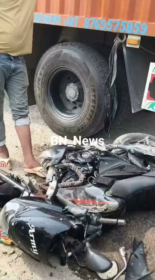 सड़क हादसा
🚨 बहरोड़ के सोतानाला पर बड़ा सड़क हादसा!
स्कूल टीचर की मोटरसाइकिल पर चढ़ा ट्रक, हादसे में मोटरसाइकिल चालक ने कूदकर बचाई अपनी जान। हादसे में चालक गंभीर रूप से घायल, जबकि मोटरसाइकिल पूरी तरह चकनाचूर हो गई।
⚠️ बाल-बाल बची जान, हादसे के बाद मौके पर मची अफरा-तफरी।
#बहरोड़ #सोतानाला #RoadAccident #BreakingNews #BN_News #सड़कहादसा #RajasthanNews