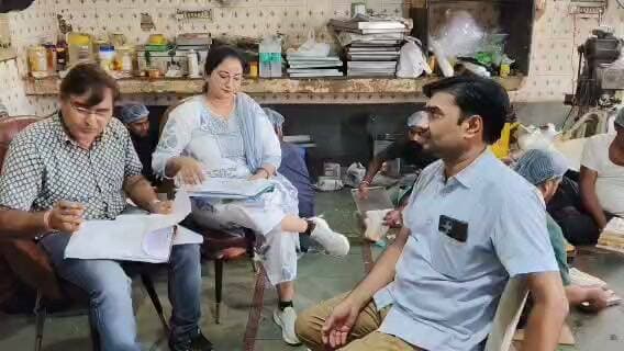 🔴 रक्षाबंधन पर मिलावटी मिठाइयों के खिलाफ बड़ी कार्रवाई!
बहरोड़ में रक्षाबंधन पर्व से पहले मिलावटी मिठाइयों पर रसद विभाग का शिकंजा कस गया। खाद्य सुरक्षा अधिकारी नेहा शर्मा और रोशनलाल यादव के नेतृत्व में टीम ने क्षेत्र में कई जगहों पर कार्रवाई करते हुए मिठाइयों की जांच की।
त्योहार पर आपकी थाली में मिठास पहुंचे, मिलावट नहीं! 🍬⚠️
#बहरोड़ #रक्षाबंधन #मिलावटीमिठाई #खाद्यसुरक्षा #रसदविभाग #BreakingNews #BN_News