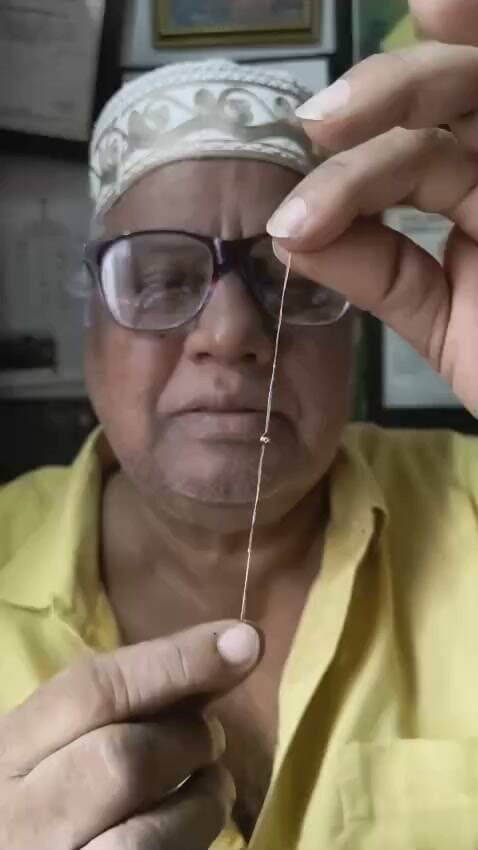 *डॉ.इकबाल सक्का ने बनाई सोने और डायमंड से विश्व की पहली 'करिश्मा-ए-तिरंगी राखी'*
#udaipur #viral #post
उदयपुर के जाने-माने शिल्पी और 211 वर्ल्ड रिकॉर्ड होल्डर डॉ. इकबाल सक्का ने रक्षाबंधन पर्व पर एक अद्भुत करिश्मा कर दिखाया है।
डॉ. सक्का ने सोने और अमेरिकन डायमंड से विश्व की पहली 'करिश्मा-ए-तिरंगी राखी' का निर्माण किया है। इस राखी की सबसे बड़ी विशेषता यह है कि यह केवल लेंस से देखने पर ही दिखाई देती है। लेंस हटाते ही यह किसी छलावे की तरह अदृश्य हो जाती है और केवल तिरंगा धागा ही दिखाई देता है।
यह अनोखी राखी विश्व के लोगों को आश्चर्यचकित कर देगी। यह हवा से भी हल्की है, फूंक मारने से उड़ जाती है। इसका वजन इतना कम है कि धर्म कांटे पर भी इसका वजन 00.0 मिलीग्राम आता है।
इसका आकार इतना सूक्ष्म है कि खुली आंखों से देखने पर यह सोने के बुरादे के समान प्रतीत होती है, आंखें भी धोखा खा जाती हैं। लेकिन लेंस से देखने पर रेशम के तिरंगे धागे में सजी हुई अमेरिकन डायमंड जड़ी सोने की चमकदार राखी स्पष्ट दिखाई देती है।
इस अद्भुत करिश्मा-ए-तिरंगी राखी को बनाने में डॉ. सक्का को 7 घंटे का
समय लगा।
News by : *डॉ. इकबाल सक्का*