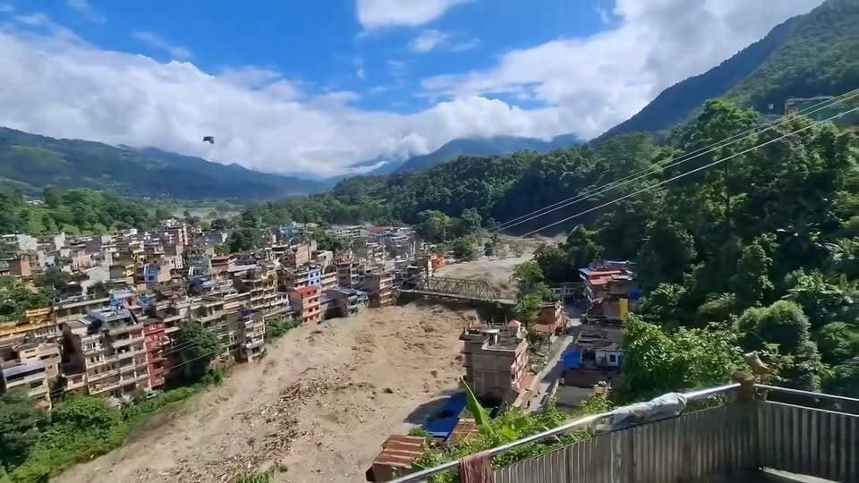 নেপালত ভয়াৱহ বানৰ সংহাৰ তিব্বতৰ পৰা বৈ অহা কোশী নদীৰ বাঢ়নী পানীত প্লাৱিত উত্তৰ নেপালৰ ৰাসুৱা জিলা
প্ৰলয়ংকৰী বানত হাজাৰৰো অধিক লোক উটি যোৱাৰ তথ্য লাভ এই পৰ্যন্ত প্ৰলয়ংকৰী বানত ১৩জনৰ মৃতদেহ উদ্ধাৰ
#nepal #flood