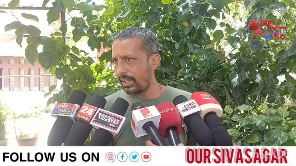বীৰ লাচিত সেনাৰ নেতা মানস চেতিয়াৰ ৰহস্যজনক মৃত্যুক লৈ শিৱসাগৰত অব্যাহত উত্তেজনা।
মানস চেতিয়াৰ মৃত্যুৰ ঘটনাক লৈ আৰক্ষীৰ বিৰুদ্ধে গুৰুতৰ অভিযোগ উত্থাপন কৰিছে বীৰ লাচিত সেনাৰ নেতা শৃংখল চলিহাই।
এজাহাৰ দাখিল কৰা লোকসকলৰ বিৰুদ্ধে কঠোৰ ব্যৱস্থা গ্ৰহণ কৰাৰ পৰিৱৰ্তে আৰক্ষীয়ে তেওঁলোকক ৰক্ষণাবেক্ষণ দিয়াৰ অভিযোগ শৃংখল চলিহাৰ।
