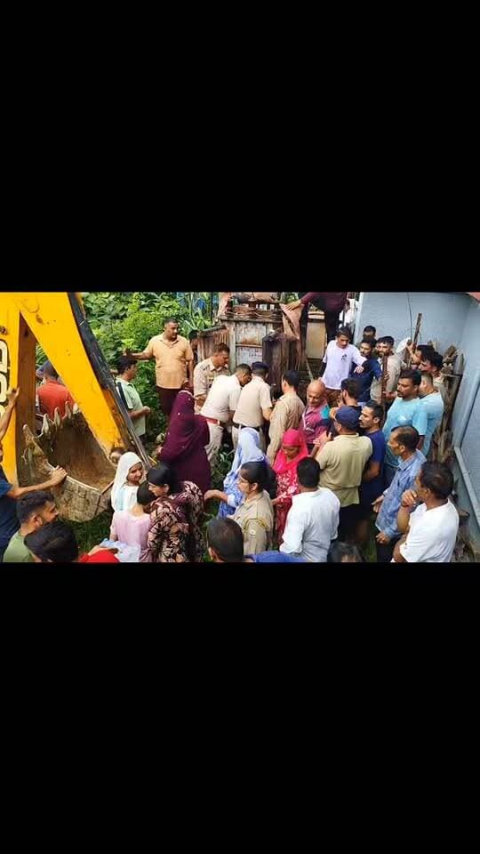 देहरा ।। News123 ।। नेहरणपुखर दियाल पंचायत में हाई वोल्टेज ड्रामे के दौरान जब ट्रांसफार्मर की जगह बैठ गया व्यक्ति