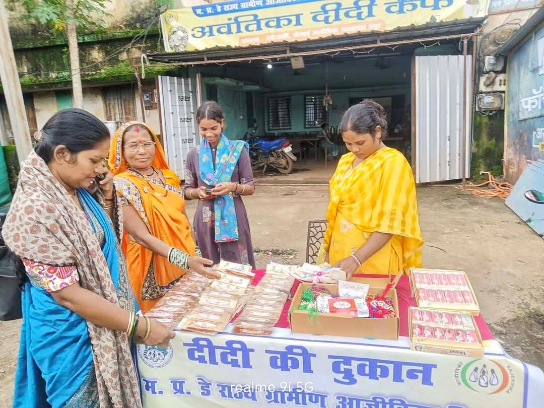 शहपुरा में स्व-सहायता समूह की दीदी ने शुरू की ‘दीदी की दुकान’
मध्यप्रदेश राज्य ग्रामीण आजीविका मिशन अंतर्गत ग्रामीण महिलाओं को स्वरोजगार एवं उद्यमिता से जोड़ने की दिशा में विकासखंड शहपुरा में स्व-सहायता समूह की सदस्य द्वारा “दीदी की दुकान” स्थापित की गई है। इस पहल के माध्यम से समूह की महिला सदस्य को स्वयं का व्यवसाय शुरू कर नियमित आय का अवसर मिला है।
“दीदी की दुकान” का उद्देश्य ग्रामीण क्षेत्रों की स्व-सहायता समूह की महिलाओं को छोटे व्यवसाय एवं स्वरोजगार से जोड़ते हुए उन्हें आर्थिक रूप से आत्मनिर्भर बनाना है। दुकान के माध्यम से स्थानीय लोगों को दैनिक उपयोग की आवश्यक सामग्री गांव अथवा आसपास ही उपलब्ध हो सकेगी। साथ ही आगे चलकर स्थानीय स्तर पर समूह की महिलाओं द्वारा तैयार उत्पादों को भी दुकान के माध्यम से बाजार उपलब्ध कराने की संभावना रहेगी।
राष्ट्रीय स्तर पर भी ग्रामीण विकास मंत्रालय एवं UNICEF YuWaah द्वारा ग्रामीण महिलाओं और युवाओं को रोजगार, स्वरोजगार, उद्यमिता तथा कौशल विकास के अवसरों से जोड़ने के लिए “दीदी की दुकान” मॉडल को प्रोत्साहित किया जा रहा है। मध्य प्रदेश सहित पांच राज्यों में इस मॉडल को पायलट रूप में आगे बढ़ाने की पहल की गई है। इसका उद्देश्य महिलाओं की आर्थिक गतिविधियों में भागीदारी बढ़ाने के साथ उन्हें स्थायी आजीविका के अवसर उपलब्ध कराना है।
अन्य स्थानों पर संचालित “दीदी की दुकान” मॉडल में महिलाओं को दुकान संचालन के साथ वित्तीय साक्षरता, बहीखाता, डिजिटल भुगतान, ग्राहक प्रबंधन तथा व्यवसाय संचालन जैसी व्यावहारिक जानकारियों से भी जोड़ा गया है। इससे महिलाओं को केवल दुकान शुरू करने तक सीमित न रखते हुए व्यवसाय को आगे बढ़ाने के लिए आवश्यक हैण्डहोल्डिंग देने पर जोर दिया जाता है।
शहपुरा में स्थापित “दीदी की दुकान” भी महिला उद्यमिता को बढ़ावा देने की दिशा में एक महत्वपूर्ण पहल है। इससे समूह सदस्य को स्वयं की आय का साधन प्राप्त होने के साथ अन्य स्व-सहायता समूह की महिलाओं को भी छोटे उद्यम शुरू करने के लिए प्रेरणा मिलेगी।
मध्यप्रदेश राज्य ग्रामीण आजीविका मिशन द्वारा जिले में स्व-सहायता समूह की महिलाओं को विभिन्न आजीविका एवं उद्यम गतिविधियों से जोड़ते हुए उनकी आय में वृद्धि और लखपति दीदी के लक्ष्य की दिशा में निरंतर प्रयास किए जा रहे हैं।
#collectordindori #jansampark #Dindori #Shahpura #DidisShop #DidiKiDukan #SelfHelpGroup #SHG #WomenEmpowerment #WomenEntrepreneurship #RuralWomen #RuralDevelopment #SelfEmployment #WomenInBusiness #LivelihoodMission #NRLM #EconomicEmpowerment #FinancialIndependence #RuralLivelihood #Entrepreneurship #LakhpatiDidi #MadhyaPradesh #MPGovernment #EmpoweringWomen #DigitalPayment #SkillDevelopment #LocalBusiness #SustainableLivelihood