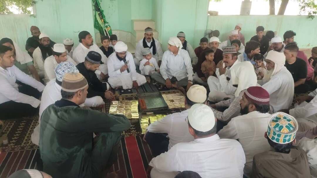 पीलीबंगा: ईद-ए-मिलादुन्नबी पर भाईचारे का अनूठा संदेश, तिरंगे के साथ निकाला गया भव्य जलसा
#Lalbahadurbhakhar #LetestUpdate
पीलीबंगा (हनुमानगढ़): पैगंबर मोहम्मद साहब के जन्मदिवस 'ईद-ए-मिलादुन्नबी' के पावन अवसर पर पीलीबंगा मंडी में सांप्रदायिक सौहार्द और राष्ट्रीय एकता की एक मिसाल पेश की गई। जामा मस्जिद पीलीबंगा से एक भव्य जलसा निकाला गया, जिसमें शिरकत करने वाले अकीदतमंदों ने भाईचारे का गहरा संदेश दिया। जलसे का समापन मंडी स्थित कब्रिस्तान में ईदगाह मैदान में अमन और चैन की सामूहिक दुआ के साथ हुआ।
शनिवार को पीलीबंगा में जामा मस्जिद के मुख्य द्वार से जलसे का आगाज़ हुआ। मस्जिद के गेट पर एक विशाल स्वागत बैनर के साथ 'जश्न-ए-ईद मिलादुन्नबी' और 'पैगंबर मोहम्मद साहब के 1501वें जन्म मुबारक' दी गई। वही मस्जिद को फूलों के तोरण और रंगीन झालरों से सजाया गया था। जलसे में बड़ी संख्या में युवा, बुजुर्ग और बच्चे शामिल हुए, जो नात-ए-शरीफ और सलातो-सलाम पढ़ते हुए चल रहे थे।
इस वर्ष के जलसे की एक अत्यंत खास और सराहनीय बात यह रही कि जामा मस्जिद से शुरू होकर ईदगाह (कब्रिस्तान) तक के पूरे मार्ग पर अकीदतमंद भारत का राष्ट्रीय ध्वज, 'तिरंगा' गर्व से लहराते हुए चल रहे थे। धार्मिक जलसे में तिरंगे का शामिल होना न केवल लोगों के देशभक्तिपूर्ण उत्साह को दर्शाता है, बल्कि यह देश में विद्यमान एकता और विविधता का एक सशक्त प्रतीक भी बना। यह दृश्य विशेष रूप से आकर्षण का केंद्र रहा और इसने उपस्थित लोगों के दिलों में राष्ट्रीय गौरव की भावना को और प्रगाढ़ किया।
सजावटी गाड़ियों और धार्मिक पोस्टरों से सजे इस जलसे ने शहर के मुख्य बाज़ारों और मार्गों से होकर गुज़रते हुए एक उत्सवपूर्ण माहौल बना दिया। रास्ते में कई स्थानों पर स्थानीय लोगों ने जलसे का स्वागत किया और भाईचारे का आदान-प्रदान किया।
शहर का भ्रमण करने के बाद, जलसा पीलीबंगा मंडी स्थित कब्रिस्तान के पास ईदगाह मैदान पहुँचा। यहाँ एकत्रित जनसमूह ने देश में अमन, चैन, तरक्की और आपसी सौहार्द के लिए हाथ उठाकर सामूहिक दुआ माँगी। इसके पश्चात, सभी उपस्थित लोगों को मिठाइयाँ बाँटी गईं और एक-दूसरे को ईद-ए-मिलादुन्नबी की मुबारकबाद दी गई।
जलसे के शांतिपूर्ण और सुरक्षित आयोजन को सुनिश्चित करने के लिए राजस्थान पुलिस की ओर से चाक-चौबंद इंतज़ाम किए गए थे। पुलिस की एक गाड़ी जलसे के आगे-आगे और साथ-साथ एस्कॉर्ट करती हुई नज़र आई। प्रशासनिक अधिकारी और पुलिस बल पूरी तरह से तैनात रहे, जिससे व्यवस्था बनी रही और जलसा शांतिपूर्वक संपन्न हुआ।
यह कार्यक्रम पीलीबंगा के निवासियों द्वारा सांप्रदायिक सद्भाव और राष्ट्रीय एकता को मज़बूत करने की दिशा में एक महत्वपूर्ण कदम था।