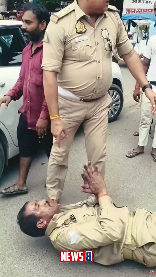उत्तर प्रदेश पुलिस का एक और वीडियो सोशल मीडिया पर तेजी से वायरल हो रहा है। वीडियो में नशे की हालत में नजर आ रहा हेड कांस्टेबल TSI से वर्दी का सम्मान करने की बात कहता दिखाई दे रहा है। वीडियो ने पुलिस महकमे में हलचल मचा दी है।
Bahraich Police UP Police