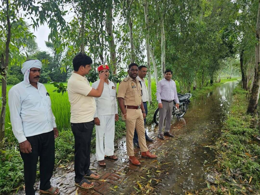 *दिनांक - 26 अगस्त 2026*
*गंगा नदी का जलस्तर चेतावनी बिंदु के पार, प्रशासन अलर्ट मोड पर*
रायबरेली। गंगा नदी का जलस्तर आज दिनांक 26.08.2026 को 98.400 मीटर दर्ज किया गया है, जो चेतावनी स्तर 98.360 मीटर से ऊपर है। खतरे का निशान 99.360 मीटर है।
जिलाधिकारी महोदया के निर्देश पर चेतावनी बिंदु पार करते ही जनपद के सभी एसडीएम, तहसीलदार एवं राजस्व टीम मौके पर पहुंचकर स्थिति का जायजा ले रही है। निचले इलाकों, बाढ़ प्रभावित गांवों में लगातार भ्रमण कर मुनादी कराई जा रही है।
जिला प्रशासन द्वारा बाढ़ चौकियों को सक्रिय कर दिया गया है तथा नाव, गोताखोर एवं राहत सामग्री की व्यवस्था सुनिश्चित कर ली गई है। गंगा किनारे बसे गांवों में सतत निगरानी की जा रही है।
जिलाधिकारी महोदया ने आमजन से अपील की है कि अफवाहों पर ध्यान न दें तथा किसी भी आपात स्थिति में जिला आपदा कंट्रोल रूम के नंबर पर संपर्क करें।