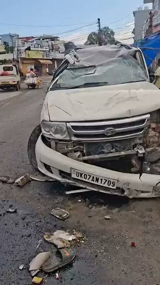 देहरादून के रायपुर क्षेत्र में तेज रफ्तार वाहन की टक्कर से दर्दनाक सड़क हादसा हुआ। हादसे में गंभीर रूप से घायल युवक की अस्पताल ले जाते समय मौत हो गई। पुलिस ने मौके पर पहुंचकर जांच शुरू कर दी है और हादसे के कारणों का पता लगाया जा रहा है।
Uttarakhand Police