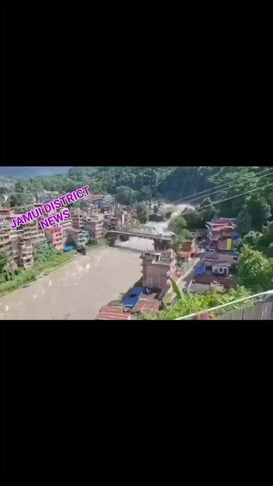 नेपाल-तिब्बत सीमा क्षेत्र में भीषण बाढ़ के बाद मुजफ्फरपुर प्रशासन अलर्ट है। डीएम व एसएसपी ने तैयारियों की समीक्षा की। साहिबगंज, सरैया व पारू में बाढ़ की आशंका है। तटबंध सुरक्षा, सुरक्षित स्थानों पर लोगों को पहुंचाने, कम्युनिटी किचन, मेडिकल कैंप व पशु चारा शिविर की तैयारी के निर्देश दिए गए हैं। प्रशासन ने लोगों से पैनिक नहीं करने की अपील की। Facebook viral#viral video Nepal#Jamui district news