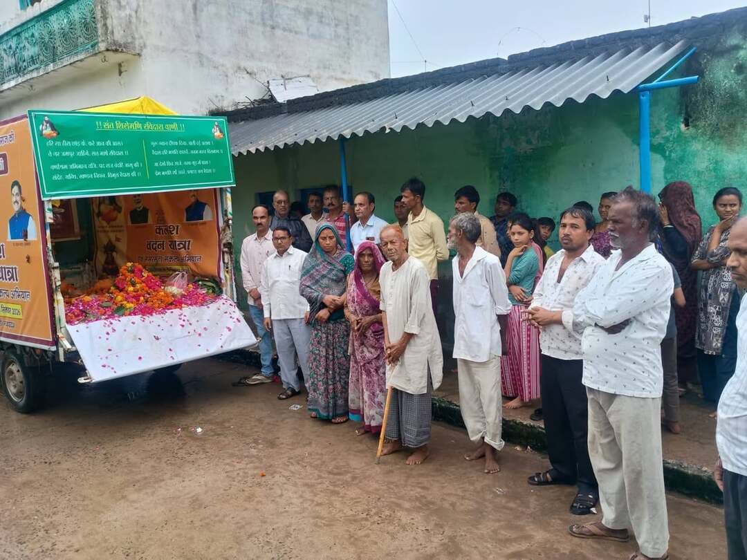 लड़वारी, राजापुर, मजरा मकारा में पहुंची कलश वंदन समरसता यात्रा
संत शिरोमणि गुरु रविदास के संदेश को जन जन तक पहुंचाया
--
लड़वारी, राजापुर और मजरा मकारा ग्रामीण क्षेत्रों में कलश वंदन समरसता यात्रा के पहुँचने पर स्थानीय ग्रामीणों और महिलाओं ने गाजे-बाजे, विधि-विधान से कलश पूजन और पुष्प वर्षा के साथ भव्य स्वागत किया। इस यात्रा का मुख्य उद्देश्य संत शिरोमणि गुरु रविदास जी के सामाजिक एकता, आपसी भाईचारे और भेदभाव मिटाने के विचारों को समाज के प्रत्येक व्यक्ति तक पहुँचाना है। यात्रा के दौरान संतों और विचारकों ने गुरु रविदास जी की शिक्षाओं पर प्रकाश डालते हुए समाज में समरसता और एकजुटता बनाए रखने का आह्वान किया, जिससे पूरे ग्रामीण अंचल में भक्ति और सामाजिक सद्भाव का सकारात्मक माहौल देखा गया।
#SantRavidasJayanti #KalashVandanYatra #jansamparkMP #niwari