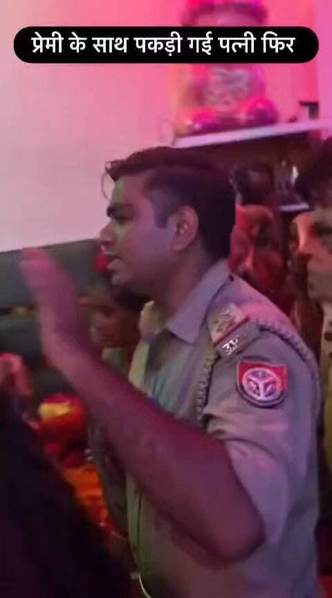झांसी में पत्नी को कथित प्रेमी के साथ देखकर पति ने बनाया वीडियो, मचा हंगामा
झांसी में पति ने पत्नी और उसके कथित प्रेमी को घर में आपत्तिजनक स्थिति में देखने का दावा किया। पति के मुताबिक, उसने दोनों का वीडियो बनाया, जिसके बाद विवाद और मारपीट की स्थिति बन गई। सूचना पर पुलिस मौके पर पहुंची। मामले की जांच जारी है।
#Jhansi #UPNews #JhansiNews #BreakingNews #BundeliBhaukaalNews