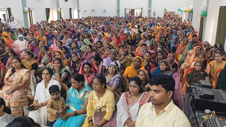 फ़िरोज़ाबाद: पुलिस लाइन पहुंचे होमगार्ड मंत्री धर्मवीर प्रजापति, महिला होमगार्ड्स और महिलाओं को किया संबोधित
फ़िरोज़ाबाद। उत्तर प्रदेश के होमगार्ड एवं नागरिक सुरक्षा राज्यमंत्री (स्वतंत्र प्रभार) धर्मवीर प्रजापति आज फ़िरोज़ाबाद पहुंचे।
उन्होंने पुलिस लाइन में आयोजित कार्यक्रम में महिला होमगार्ड्स और उपस्थित महिलाओं को संबोधित किया। इस दौरान उन्होंने सरकार द्वारा महिलाओं और होमगार्ड जवानों के कल्याण के लिए चलाई जा रही योजनाओं के बारे में जानकारी दी।
मंत्री जी के दौरे को लेकर पुलिस लाइन में सुरक्षा के पुख्ता इंतजाम किए गए थे। इस मौके पर जिले के आला अधिकारी भी मौजूद रहे।
#Firozabad #DharmveerPrajapati #HomeGuardMinister #UPNews #PoliceLineFirozabad #DDMNews