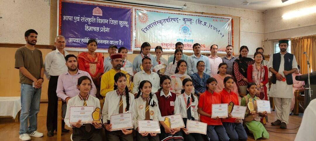 संस्कृत सप्ताह में विद्यार्थियों ने दिखाई प्रतिभा
Kullu Times
भाषा एवं संस्कृति विभाग, कुल्लू एवं जिला संस्कृत परिषद, कुल्लू के संयुक्त तत्वावधान में संस्कृत सप्ताह के अंतर्गत बुधवार को देव सदन सभागार में विभिन्न प्रतियोगिताओं का आयोजन किया गया। कार्यक्रम का शुभारंभ दीप प्रज्वलन एवं संस्कृत श्लोकोच्चारण के साथ हुआ।कार्यक्रम में श्लोकोच्चारण एवं प्रश्नोत्तरी प्रतियोगिताओं में जिले के 15 विद्यालयों के लगभग 60 विद्यार्थियों ने भाग लिया। श्लोकोच्चारण प्रतियोगिता में पीएम श्री राजकीय वरिष्ठ माध्यमिक पाठशाला सुल्तानपुर, कुल्लू की दीपिका ने प्रथम, भारत भारती पब्लिक स्कूल ढालपुर, कुल्लू की आरतिका ने द्वितीय, स्नो वैली पब्लिक स्कूल बजौरा की वंशिका ने तृतीय तथा भारत भारती पब्लिक स्कूल ढालपुर की अभिलाषा ने सांत्वना पुरस्कार प्राप्त किया।
प्रश्नोत्तरी प्रतियोगिता में स्नो वैली पब्लिक स्कूल की सेजल ठाकुर एवं वैदेही शर्मा की टीम ने प्रथम, राजकीय वरिष्ठ माध्यमिक पाठशाला भुट्टि की हर्षा एवं रितिका की टीम ने द्वितीय, कुल्लू कॉन्वेंट स्कूल मौहल की जानवी ठाकुर एवं रितिका ठाकुर की टीम ने तृतीय तथा साईं स्टार स्कूल कुल्लू की नेहा एवं शिवांगी की टीम ने सांत्वना पुरस्कार प्राप्त किया।
इस अवसर पर व्यास संस्कृत महाविद्यालय, कुल्लू के विद्यार्थियों भावना, प्रेरणा, सार्थक, सूर्यांश, अनिक, शालिनी एवं साक्षी ने नशे से दूर रहने का संदेश देते हुए संस्कृत लघु नाटिका प्रस्तुत की। कार्यक्रम का मंच संचालन मेनका ठाकुर ने संस्कृत भाषा में किया।
विभिन्न प्रतियोगिताओं के निर्णायक मंडल में संस्कृत महाविद्यालय के प्राचार्य डॉ. पुरुषोत्तम, आचार्य डॉ. रिपुदमन, पल्लवी नेगी एवं हीरा देवी शामिल रहे। विभाग की ओर से विजेता विद्यार्थियों को मोमेंटो एवं प्रमाण पत्र प्रदान कर पुरस्कृत किया गया। जिला भाषा अधिकारी प्रोमिला गुलेरिया ने कार्यक्रम में उपस्थित सभी गणमान्यों, निर्णायक मंडल के सदस्यों, शिक्षकों एवं विद्यार्थियों का आभार व्यक्त किया।