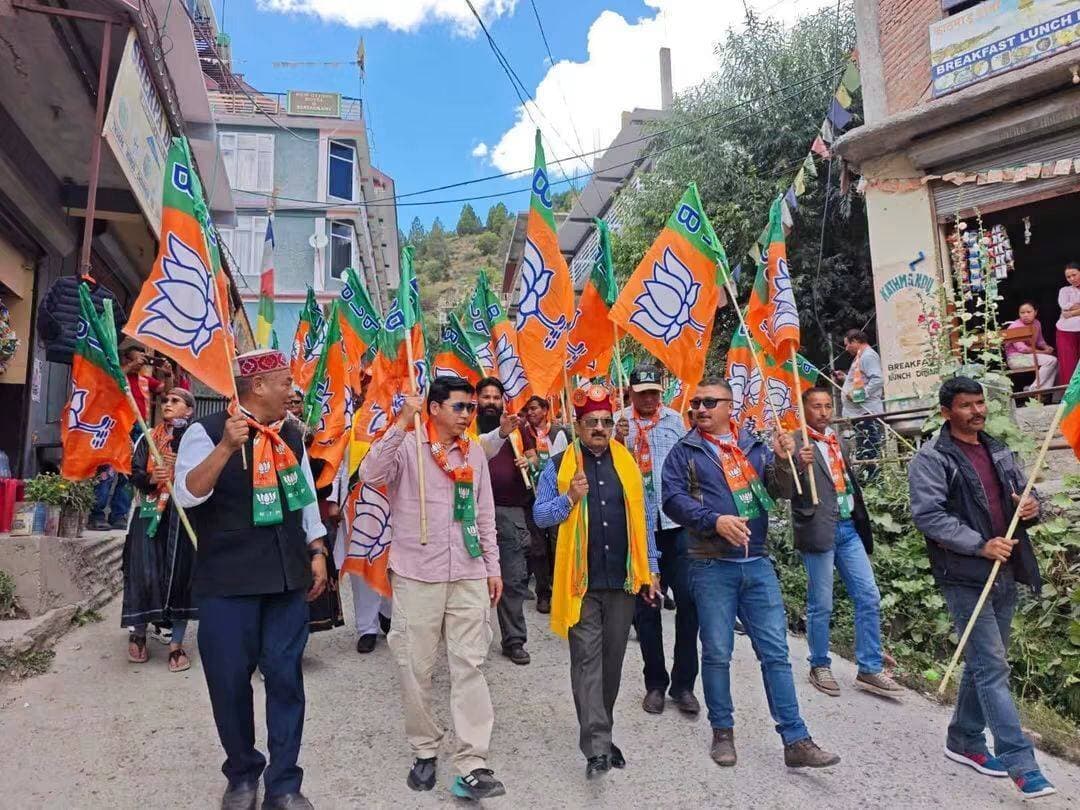 शहीद अनिल कुमार को श्रद्धांजलि, भाजपा ने स्थगित किया धरना-प्रदर्शन
वीर सपूत के सम्मान में भाजपा कार्यकर्ताओं ने निकाला मौन जुलूस, रास बिहारी चौक पर दो मिनट का मौन रखकर दी श्रद्धांजलि
Kullu Times
लाहौल-स्पीति में भाजपा की संगठनात्मक बैठक और प्रदेश सरकार की नीतियों के खिलाफ प्रस्तावित धरना-प्रदर्शन के दौरान वीर सपूत अनिल कुमार के आकस्मिक निधन की सूचना मिलने पर भाजपा ने अपना विरोध कार्यक्रम स्थगित कर दिया। भाजपा नेताओं और कार्यकर्ताओं ने पार्टी जिलाध्यक्ष रिगजिन हायरपा की अध्यक्षता में शहीद अनिल कुमार के सम्मान में मौन जुलूस निकाला।मौन जुलूस में भाजपा प्रकोष्ठ के प्रदेश संयोजक पुरुषोत्तम गुलेरिया, पर्यटन सेल के चमन कपूर, व्यापार प्रकोष्ठ के गोविंद ठाकुर, भाजपा जिला अध्यक्ष रिगजिन हायरपा, प्रदेश भाजपा कार्यसमिति के सदस्य एवं पूर्व प्रदेश जनजातीय मोर्चा के अध्यक्ष जवाहर शर्मा, महामंत्री संजय कटौच सहित अन्य पदाधिकारी और स्थानीय कार्यकर्ता शामिल हुए। कार्यकर्ताओं ने हाथों में भाजपा के झंडे लेकर रास क्यों के खिलाफ पार्टी का संघर्ष आगे भी जारी रहेगा और 2027 के विधानसभा चुनावों के लिए संगठन पूरी मजबूती से कार्य करेगा। हालांकि, देश के लिए प्राण न्योछावर करने वाले वीर सपूत के सम्मान में आज विरोध प्रदर्शन को स्थगित करना पार्टी का सामूहिक निर्णय रहा।