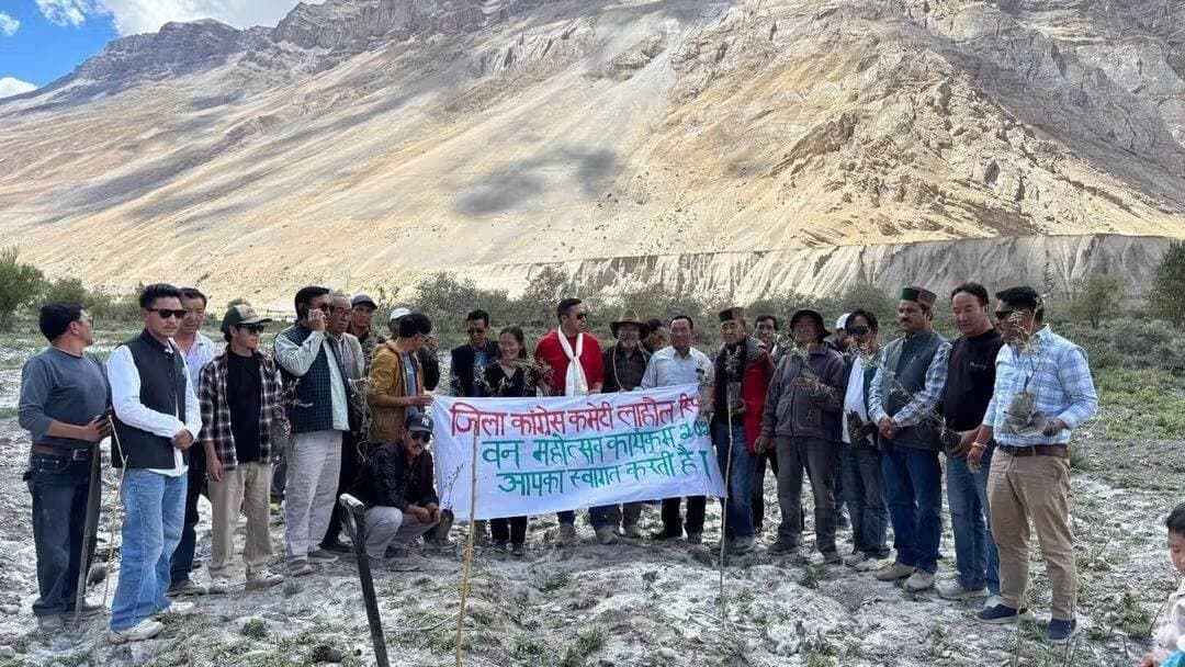 वन महोत्सव के तहत ग्राम शेगो में कांग्रेस द्वारा वृक्षारोपण अभियान
Kullu Times
अखिल भारतीय कांग्रेस कमेटी (AICC) और हिमाचल प्रदेश कांग्रेस सरकार के दिशा-निर्देशों के अनुपालन में आज जिला लाहौल-स्पीति कांग्रेस कमेटी द्वारा वन महोत्सव के पावन अवसर पर एक विशेष वृक्षारोपण कार्यक्रम का आयोजन किया गया।
जिला लाहौल-स्पीति के ऊर्जावान जिलाध्यक्ष दोरजे लारजे के कुशल नेतृत्व में और स्पीति ब्लॉक कांग्रेस के अध्यक्ष सेरतोलो के साथ, स्पीति ब्लॉक कांग्रेस के समस्त निष्ठावान एवं समर्पित कार्यकर्ताओं ने इस अभियान में बढ़-चढ़कर भाग लिया।जनरल सेक्रेटरी छेटूप दोरजे ,लोबजंग, उदय कुमार , अरुण कुमार राजपूत, विजय आनंद प्रधान यूरनाथ पंचायत श्री दोरजे अमिताभ एग्जिक्युटिव मेंबर ,
अंजीन, छेरिंग ताशी वाइस प्रेसिडेंट डीसीसी , लोबजंग तंडुप डीसीसी वाइस प्रेसिडेंट,टी.ए.सी
छेवांग रिगजिन ,केसंग रापचिक ,वीर भगत
बुद्धा जेनरल सेक्टरी डीसीसी,
आदि उपस्थित रहे
इस अवसर पर विशेष रूप से लाहौल से आए जिला के पदाधिकारियों और कार्यकर्ताओं का दल भी स्पीति पहुंचा, जिसने पार्टी की एकजुटता और पर्यावरण के प्रति साझा प्रतिबद्धता को दर्शाया। सभी कार्यकर्ताओं ने ग्राम शेगो के प्लांटेशन एरिया में बड़ी संख्या में पौधे रोपित किए।
इस कार्यक्रम में वन्य प्राणी मण्डल के अधिकारी सुरेश नेगी और वन विभाग के अन्य कर्मचारी भी विशेष रूप से उपस्थित रहे। उन्होंने पौधों के संरक्षण और इस उच्च हिमालयी क्षेत्र के लिए उपयुक्त प्रजातियों के बारे में महत्वपूर्ण जानकारी साझा की।
जिलाध्यक्ष दोरजे लारजे ने अपने संबोधन में कहा -
"कांग्रेस पार्टी केवल राजनीति ही नहीं, बल्कि सामाजिक और पर्यावरणीय दायित्वों के प्रति भी पूरी तरह सजग है। AICC के हमारे शीर्ष नेतृत्व और प्रदेश के माननीय मुख्यमंत्री सुखविंदर सिंह सुक्खू के पर्यावरण संरक्षण के आह्वान पर हमने यह अभियान शुरू किया है। वन महोत्सव सिर्फ एक पौधा लगाना नहीं, बल्कि आने वाली पीढ़ियों के लिए जीवन सुरक्षित करना है।"
उन्होंने आगे कहा कि यह अभियान यहीं नहीं रुकेगा। जिला कांग्रेस आने वाले दिनों में कार्यकर्ताओं के साथ मिलकर स्पीति के साथ-साथ लाहौल घाटी के विभिन्न क्षेत्रों में भी इसी तरह वृक्षारोपण अभियान को और तेज करेगी, ताकि लाहौल-स्पीति जैसे ठंडे रेगिस्तानी क्षेत्र में हरियाली को बढ़ाया जा सके और पर्यावरण संतुलन को बनाए रखा जा सके।
अंत में सभी कार्यकर्ताओं ने रोपित किए गए पौधों की देखभाल और संरक्षण का संकल्प लिया।