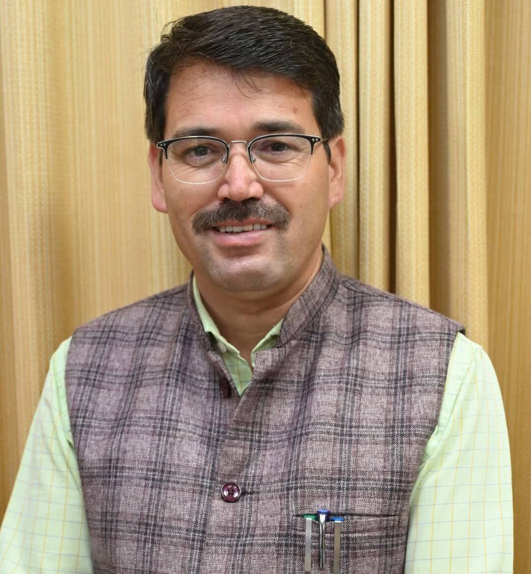 बंजार सब्जी मंडी का निर्माण वर्षों से अधूरा, किसानों-बागवानों को कीचड़ में धकेल रही कांग्रेस सरकार : सुरेंद्र शौरी
5 साल पहले मिली 7.20 करोड़ की स्वीकृति के बाबजूद योजना को धरातल पर नहीं उतार पा रही वर्तमान सरकार।
Kullu Times
बंजार विधानसभा क्षेत्र के किसानों, बागवानों और सब्जी उत्पादकों की वर्षों पुरानी मांग को पूरा करने के उद्देश्य से तत्कालीन भाजपा सरकार द्वारा बंजार में स्थायी सब्जी मंडी के निर्माण की दिशा में ठोस पहल की गई थी, लेकिन वर्तमान कांग्रेस सरकार की उदासीनता और लापरवाही के कारण यह महत्वपूर्ण परियोजना आज भी अधर में लटकी हुई है। यह बात बंजार विधानसभा क्षेत्र के विधायक सुरेंद्र शौरी ने विधानसभा में सरकार से प्राप्त जानकारी के आधार पर कही।
विधायक सुरेंद्र शौरी ने कहा कि 25 नवंबर 2021 को हिमाचल प्रदेश राज्य कृषि विपणन बोर्ड की बैठक में बंजार सब्जी मंडी के निर्माण के लिए 7.20 करोड़ रुपये की प्रशासनिक एवं वित्तीय स्वीकृति प्रदान की गई थी। इसके बाद 25 फरवरी 2022 को 2,19,49,600 रुपये की तकनीकी स्वीकृति भी प्रदान कर दी गई थी। इतना ही नहीं, प्रथम चरण में भूमि विकास के कार्य के लिए 1,88,80,805 रुपये की राशि 27 सितंबर 2022 को आवंटित की गई थी।
उन्होंने कहा कि भाजपा सरकार ने बंजार के किसानों-बागवानों की सुविधा को ध्यान में रखते हुए इस परियोजना को आगे बढ़ाया, लेकिन कांग्रेस सरकार के सत्ता में आने के बाद इस कार्य को अपेक्षित गति नहीं मिल पाई।
शौरी ने कहा कि सरकार द्वारा बरसात और सेब सीजन का हवाला देकर कार्य रोक देना किसानों और बागवानों के साथ अन्याय है। क्या सरकार के पास सेब सीजन और बरसात आने की जानकारी पहले से नहीं होती? यदि होती है तो फिर निर्माण कार्य की समयबद्ध योजना क्यों नहीं बनाई गई? उन्होंने कहा कि मंडी जैसी महत्वपूर्ण कृषि अधोसंरचना का निर्माण मौसम का बहाना बनाकर वर्षों तक लटकाना सरकार की कार्यप्रणाली पर गंभीर सवाल खड़े करता है।
विधायक ने कहा कि आज स्थिति यह है कि बंजार के किसान और बागवान अपनी उपज लेकर मंडी पहुंचते हैं तो उन्हें पक्की और व्यवस्थित मंडी के बजाय कीचड़, अव्यवस्था और असुविधाओं का सामना करना पड़ता है। हर बरसात में यहां की स्थिति और खराब हो जाती है। किसानों की मेहनत से तैयार फसल को सुरक्षित और सुविधाजनक विपणन व्यवस्था देने के बजाय सरकार उन्हें मूलभूत सुविधाओं के लिए भी संघर्ष करने को मजबूर कर रही है।
उन्होंने कहा कि बंजार की अर्थव्यवस्था का बड़ा आधार कृषि, बागवानी और सब्जी उत्पादन है। ऐसे में स्थायी सब्जी मंडी केवल एक भवन या निर्माण परियोजना नहीं, बल्कि किसानों की आय, स्थानीय व्यापार और क्षेत्र की कृषि अर्थव्यवस्था से जुड़ी महत्वपूर्ण अधोसंरचना है। इसके निर्माण में देरी का सीधा नुकसान किसानों, बागवानों, आढ़तियों और स्थानीय व्यापारियों को हो रहा है।
सुरेंद्र शौरी ने कांग्रेस सरकार पर निशाना साधते हुए कहा कि जिस परियोजना की नींव भाजपा सरकार ने रखी, उसके लिए धन और स्वीकृतियां सुनिश्चित कीं तथा निर्माण कार्य शुरू करवाया, उसे पूरा करवाने में कांग्रेस सरकार विफल साबित हो रही है। सरकार को राजनीतिक आरोप-प्रत्यारोप छोड़कर बंजार के किसानों के हित में तत्काल शेष निर्माण कार्य पूरा करवाना चाहिए।
उन्होंने सरकार से मांग की कि बंजार सब्जी मंडी के शेष निर्माण कार्य और सुरक्षा दीवार का कार्य समयबद्ध तरीके से पूरा करवाया जाए तथा मंडी को सभी आवश्यक मूलभूत सुविधाओं के साथ शीघ्र किसानों-बागवानों के लिए शुरू किया जाए। उन्होंने चेतावनी दी कि यदि सरकार ने इस कार्य को और लटकाया तो किसानों और बागवानों की आवाज को सदन से लेकर सड़क तक मजबूती से उठाया जाएगा। Surender Shourie