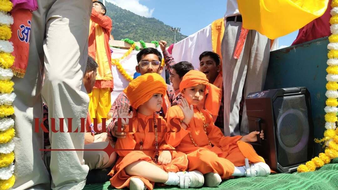 ढालपुर में निजी स्कूल के छात्रों ने निकाली रैली
रैली के माध्यम से वेदों की महत्ता का दिया ज्ञान
Kullu Times
जिला कुल्लू के मुख्यालय ढालपुर में निजी स्कूल प्रबंधन के द्वारा वैदिक सप्ताह कार्यक्रम के तहत एक रैली का आयोजन किया गया। तो वही इस रैली के माध्यम से आम जनता को भी वेदों की महता और निजी जीवन में संस्कार के बारे में जानकारी दी गई। वही निजी स्कूल के प्रधानाचार्य परमजीत सिंह राणा ने बताया कि उनके स्कूल में श्रावण मास के अवसर पर वैदिक सप्ताह कार्यक्रम का आयोजन किया जा रहा है। जिसमें श्रावण मास के अवसर पर छात्रों को हवन यज्ञ के बारे में भी जानकारी दी जा रही है। उन्होंने बताया कि सनातन धर्म में वेद की काफी महिमा है। ऐसे में आज के समय में छात्रों को भी इसका ज्ञान हो इसके लिए स्कूल प्रबंधन के द्वारा समय-समय पर ऐसे कार्यक्रम आयोजित किए जाते हैं। ताकि छात्र अपने जीवन में नैतिक शिक्षा, संस्कार को भी व्यावहारिक रूप से अपना सके।