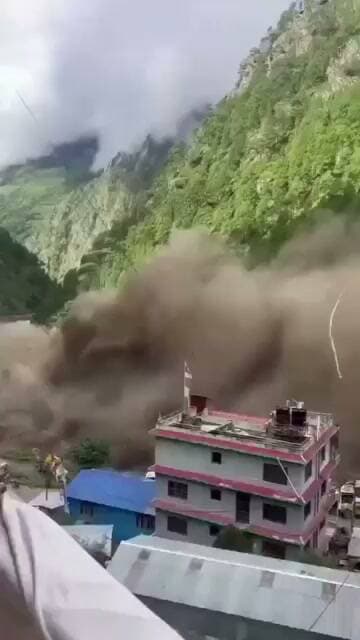 तिब्बत से आई बाढ़ ने नेपाल में मचाई तबाही,बिहार के कई जिले अलर्ट पर
मुख्य सचिव प्रत्यय अमृत की अध्यक्षता में बुधवार को उच्चस्तरीय बैठक हुई. इसमें संबंधित जिलों के अधिकारियों को नदी के जलस्तर, तटबंधों और निचले इलाकों पर लगातार नजर रखने के निर्देश दिए गए हैं।नेपाल में गंडक नदी के ऊपरी जलग्रहण क्षेत्र में फ्लैश फ्लड के हालात को देखते हुए बिहार में अलर्ट जारी किया गया है. गंडक नदी में अचानक पानी बढ़ने और करीब 3 मीटर तक ऊंची फ्लैश फ्लड वेव आने की संभावना है,इसे देखते हुए पश्चिमी चंपारण,पूर्वी चंपारण, गोपालगंज,सारण, मुजफ्फरपुर और वैशाली में विशेष सतर्कता बरती जा रही है।
#viralreels #Bakhtiyarpur #viralsreels #viralreelschallenge #facebookviral #NewsUpdate #biharireels #trendingreelsvideo