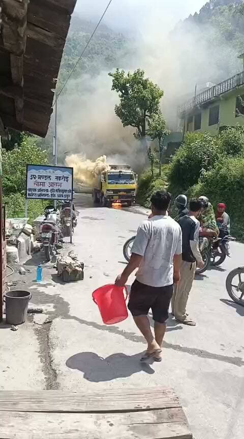 चम्बा -तीसा मुख्य मार्ग पर फारेस्ट चैक पोस्ट बडोह के पास चलते हुए टिप्पर में लगी आग । Ajay Himachal News #highlights