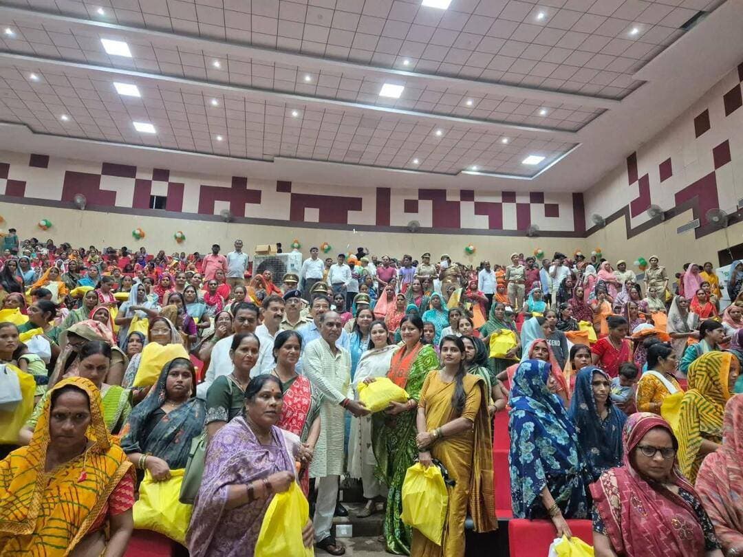 रक्षाबंधन पर मातृशक्ति को मा0 मुख्यमंत्री जी की बड़ी सौगात, जालौन में गूंजा ‘लोकमाता अहिल्याबाई मातृशक्ति यात्रा’ का संदेश!!
60 वर्ष एवं उससे अधिक आयु की महिलाओं को निःशुल्क बस यात्रा सुविधा, योजना का किया शुभारंभ!!
रक्षाबंधन के पर्व पर प्रदेश की माताओं, बहनों एवं बेटियों के लिए 27, 28 एवं 29 अगस्त तक सहयात्री सहित निःशुल्क बस यात्रा की सुविधा की भी घोषणा की!!