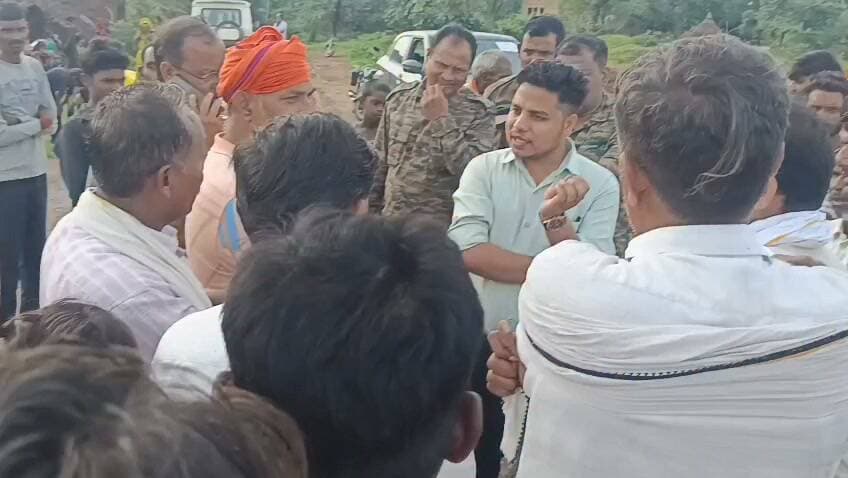 धरना प्रदर्शन के 20 घंटे बाद धरना स्थल पहुंचे खनन अधिकारी, एक सप्ताह में समाधान का आश्वासन
यूनाइटेड भारत बारा
मनोज कुमार बिन्द
प्रयागराज, बारा। बारा थाना क्षेत्र के धरा गांव के मजरा डेरा पहाड़ी पर किसानों का धरना प्रदर्शन बुधवार को भी जारी रहा। किसानों का आरोप है कि पहाड़ पर गिट्टी बनाने के लिए कथित तौर पर बारूद से लगातार ब्लास्टिंग की जा रही है, जिससे आसपास के गांवों में स्थित मकानों में दरारें पड़ने और क्षतिग्रस्त होने की समस्या सामने आ रही है।
किसानों के मुताबिक, मामले को लेकर कई बार तहसील मुख्यालय पहुंचकर अधिकारियों से शिकायत की गई, लेकिन अपेक्षित कार्रवाई नहीं हुई। इसी के विरोध में भारतीय किसान यूनियन प्रयाग के जिलाध्यक्ष ऋषि पांडेय के नेतृत्व में सैकड़ों किसानों ने मंगलवार दोपहर से धरना शुरू किया।
धरना शुरू होने के करीब 20 घंटे बाद बुधवार सुबह खनन अधिकारी यमुनापार वैभव सोनी मौके पर पहुंचे और किसानों से बातचीत की। उन्होंने मामले की जांच कर एक सप्ताह के भीतर समस्याओं के निस्तारण का आश्वासन दिया।
वहीं किसानों ने स्पष्ट चेतावनी दी कि यदि एक सप्ताह के भीतर समस्या का समाधान नहीं हुआ तो वे आंदोलन को आगे बढ़ाते हुए लखनऊ पहुंचकर मुख्यमंत्री योगी आदित्यनाथ से मुलाकात कर अपनी समस्या रखेंगे।
किसानों का कहना है कि पहाड़ पर होने वाली ब्लास्टिंग से ग्रामीणों की सुरक्षा और मकानों को नुकसान का खतरा बना हुआ है। उन्होंने प्रशासन से मामले की निष्पक्ष जांच कर तत्काल कार्रवाई की मांग की है।