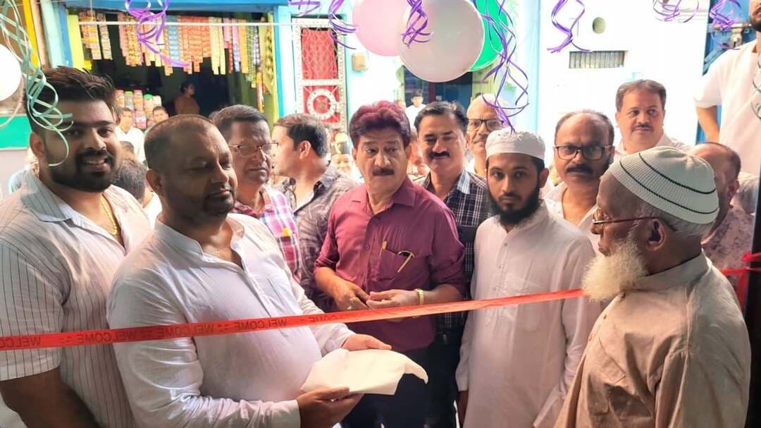 ईद मिलाद उन नबी व रक्षाबंधन के अवसर पर तीसरा *विशाल_रक्तदान_शिविर* का आयोजन --
बेस अस्पताल श्रीकोट के ब्लड बैंक मे रक्त की कमी को देखते हुए मुस्लिम समाज श्रीनगर द्वारा ईद मिलाद उन नबी व रक्षाबंधन के अवसर पर आज को विशाल रक्तदान शिविर का आयोजन किया गया।
शिविर मे 105 युवा/युवातियों के रक्तदान होने पर ब्लड बैंक प्रभारी द्वारा स्टोरेज की समस्या होने पर रक्तदान के इक्छुक करीब 20 रक्तदाता रक्तदान करने से वंचित रह गये ।
मस्जिद परिसर मे हुए रक्तदान शिविर के सफल आयोजन के लिए शहर की सामाजिक संस्थाओ,वरिष्ठ नागरिकगणो व प्रशासन का सहयोग लिया गया।सुबह से ही रक्तदान करने वालों की लम्बी कतार मस्जिद प्रांगण मे लग गयी थी।बेस अस्पताल के ब्लड बैंक प्रभारी डॉ. सतीश के नेतृत्व उनकी पूरी टीम सुबह से शाम तक रक्तदान शिविर को सफल बनाने मे जुटी रही।
इस अवसर पर परवेज़ अहमद, ज़ामीन अंसारी,नजमुल राव, जावेद हैदर, जावेद अहमद, वकील अहमद, अकील, मुकीम, गुलफाम, लक्की,शाकिर,फरमान, पप्पू, शाह आलम
इरशाद,शमीम अहमद आदि शामिल थे