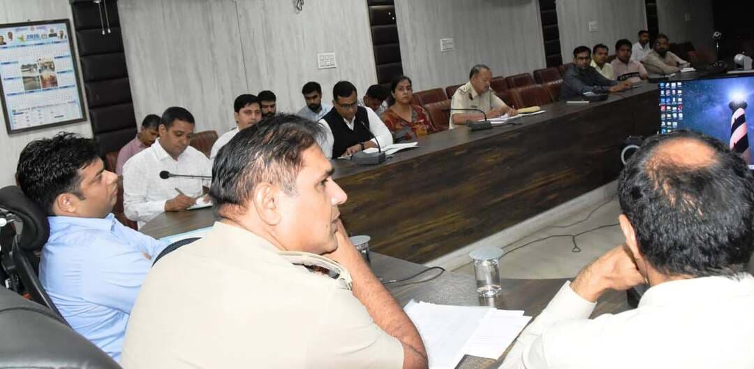 युवा पीढ़ी को नशीले पदार्थों के सेवन से बचाने के लिए जागरूकता लानी जरूरी: डीसी
ड्रग्स और अन्य नशीले पदार्थों का धंधा करने वालों के खिलाफ होगी कार्यवाही: डीसी
भिवानी, 26 अगस्त। डीसी साहिल गुप्ता की अध्यक्षता में लघु सचिवालय स्थित डीआरडीए हॉल में एनडीपीएस एक्ट यानि एनकॉर्डं की समीक्षा बैठक आयोजित हुई। डीसी ने विशेषकर शिक्षा विभाग, पुलिस विभाग, पंचायत विभाग को निर्देश दिए कि वे युवाओं में नशा मुक्ति के प्रति जाग:रूकता के लिए कार्य योजना तैयार करें। युवा पीढ़ी को नशीले पदार्थों के सेवन से बचाने के लिए जागरूकता लानी जरूरी है। जागरूकता अभियान का हमारे मानसिक पटल पर बड़ा ही सकारात्मक प्रभाव पड़ता है। इसके साथ ही उन्होंने निर्देश दिए कि ड्रग्स आदि नशीले पदार्थों से सबसे अधिक प्रभावित क्षेत्रों में सेलीब्रेटी, गणमान्य या प्रभावशाली लोगों की कमेटी बनाई जाए, जो युवाओं में नशे के विरूद्घ जागृति लाने के साथ-साथ उनके क्षेत्रों में नशे की तस्करी पर रोकथाम लगाने का काम करे। बैठक में प्रवर पुलिस अधीक्षक सुमित कुमार ने भी नशीले पदार्थों की तस्करी रोकने को लेकर जरूरी निर्देश दिए। नशे से दूर रहने के लिए गांवों में लौटा-नमक की शपथ दिलाई जाए ताकि लोगों के दिलो-दिमाग असर हो।
डीसी श्री गुप्ता ने शिक्षा विभाग को निर्देश दिए कि विद्यार्थियों को नशीले पदार्थों के सेवन से बचाने के प्रति जागरूकता के लिए धाकड़ पोर्टल पर खिलाडिय़ों का नाम अपलोड करवाएं, स्कूलों में कैप्टन मनोनीत करें। स्कूलों में नुक्कड़ नाटक टीमें तैयार की जाएं। इसी प्रकार से उन्होंने पुलिस विभाग को निर्देश दिए कि वे नशे से प्रभावित व्यक्तियों की काऊंसलिंग की जाए। उन्होंने पंचायत विभाग को निर्देश दिए कि ड्रग्स प्रभावित गांवों में सेलीब्रेटी, गणमान्य या प्रभावशाली लोगों की कमेटी बनाई जाए, जो युवाओं में नशे के विरूद्घ जागरूकता लाने का काम करे। वहीं दूसरी ओर प्रवर पुलिस अधीक्षक सुमित कुमार ने कहा कि नशे से दूर रहने के लिए गांवों में लौटा-नमक की शपथ दिलाई जाए ताकि लोगों के दिलो-दिमाग असर हो। शिक्षक संस्थाओं में नशे से दूर रहने के लिए जागरूकता अभियान चलाए जाएं।
डीसी ने कहा कि ड्रग्स आदि नशे की तस्करी करने वालों के खिलाफ सख्त कार्रवाई हो। उन्होंने कहा कि केमिस्ट की दुकानों पर सीसीटीवी कैमरे वर्किंग में होनी चाहिए। उन्होंने कहा कि नशा छुड़वाने के लिए नशे से प्रभावित व्यक्ति से सहानुभूति पूर्वक बात करनी जरूरी होती है। जिला में नशा छुड़वाने के लिए जिला बाल कल्याण परिषद व सरकारी अस्पताल में सहित दो नशा मुक्ति केंद्र चलाए जा रहे हैं। इन दोनों ही जगह पर सरकार की ओर से सभी प्रकार की सुविधाएं मुफ्त दी जाती है। इसमें कोई भी नशे से पीडि़त नागरिक उपचार ले सकता है।
डीसी ने चिन्हित अपराधों पर अधिकारियों को निर्देश दिए कि इन मामले में केस की अच्छी तरह से स्टडी करके बेहतर तरीके से कोर्ट में पैरवी करें। ऐसे मामलों में जल्द से जल्द न्याय दिलाने के प्रयास होने चाहिए। डीसी ने जिला न्यायवादी को निर्देश दिए कि ऐसे मामलों की पूरी मजबूती के साथ कोर्ट में पैरवी करें। चिन्हित अपराधों में किसी भी केस में कोर्ट में साक्ष्यों का अभाव और कमजोर पैरवी नहीं होनी चाहिए। उन्होंने कहा कि विभिन्न प्रकार के मामलों में साक्ष्यों के बचाव और उनकी सुरक्षा तथा कानूनी पहलुओं द्वारा मजबूत पैरवी सम्बंधित अधिकारियों द्वारा की जानी चाहिए।
बैठक में डीडीपीओ सोमबीर कादयान, डीएसडब्लूओ रविन्द्र हुड्डïा के अलावा चिकित्सा विभाग, उच्चतर शिक्षा विभाग, ड्रग निरीक्षक सहित संबंधित विभागों के अधिकारी मौजूद रहे।