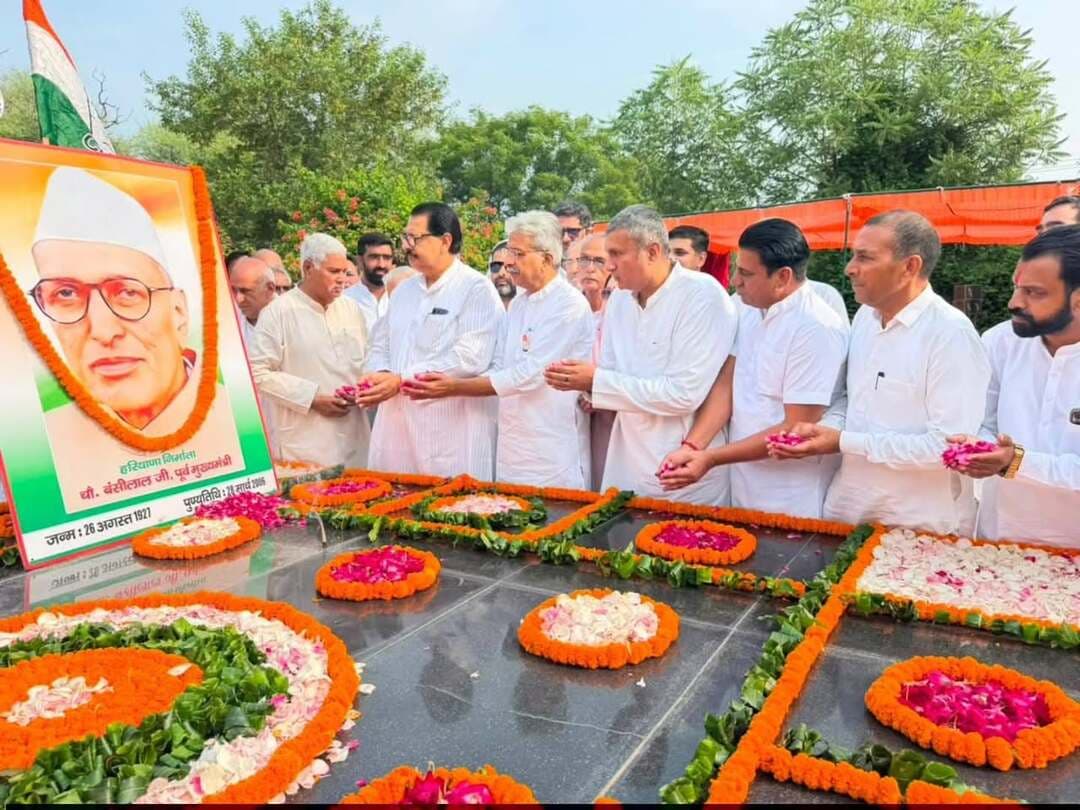 आज आधुनिक हरियाणा के शिल्पकार, पूर्व मुख्यमंत्री एवं मेरे पूज्य दादाजी श्रद्धेय #चौधरीबंसीलाल जी की 99वीं जयंती के अवसर पर हरियाणा कांग्रेस के प्रभारी श्री संजय दत्त जी एवं प्रदेश कांग्रेस अध्यक्ष श्री राव नरेंदर सिंह जी ने भिवानी स्थित सराय चौपटा, चौधरी बंसीलाल पार्क एवं पैतृक गांव #गोलागढ़ स्थित समाधि स्थल पहुंचकर उन्हें विनम्र श्रद्धांजलि अर्पित की।
इस अवसर पर पूर्व विधायक एवं पूज्य दादाजी चौधरी बंसीलाल जी के दामाद श्री सोमबीर सिंह जी, पूर्व विधायक श्री शिवशंकर भारद्वाज जी, AICC सचिव श्री प्रदीप नरवाल जी, भिवानी शहरी जिलाध्यक्ष श्री प्रदीप गुलिया जी, श्री कमल प्रधान जी एवं श्री राम किशन फ़ौजी जी सहित आसपास के क्षेत्रों से बड़ी संख्या में पहुंचे चौधरी बंसीलाल जी के प्रशंसकों, आम नागरिकों, भिवानी शहरी एवं ग्रामीण कांग्रेस कमेटी के पदाधिकारियों तथा कांग्रेस कार्यकर्ताओं ने भी श्रद्धासुमन अर्पित कर उनके विराट व्यक्तित्व एवं जनसेवा को स्मरण किया।
चौधरी बंसीलाल जी ने अपने दूरदर्शी नेतृत्व और दृढ़ संकल्प से आधुनिक हरियाणा की नींव रखी। उनके विचार, आदर्श और जनसेवा का संकल्प सदैव हम सभी को प्रेरणा देता रहेगा।
--अनिरुद्ध चौधरी जिला कांग्रेस अध्यक्ष भिवानी।