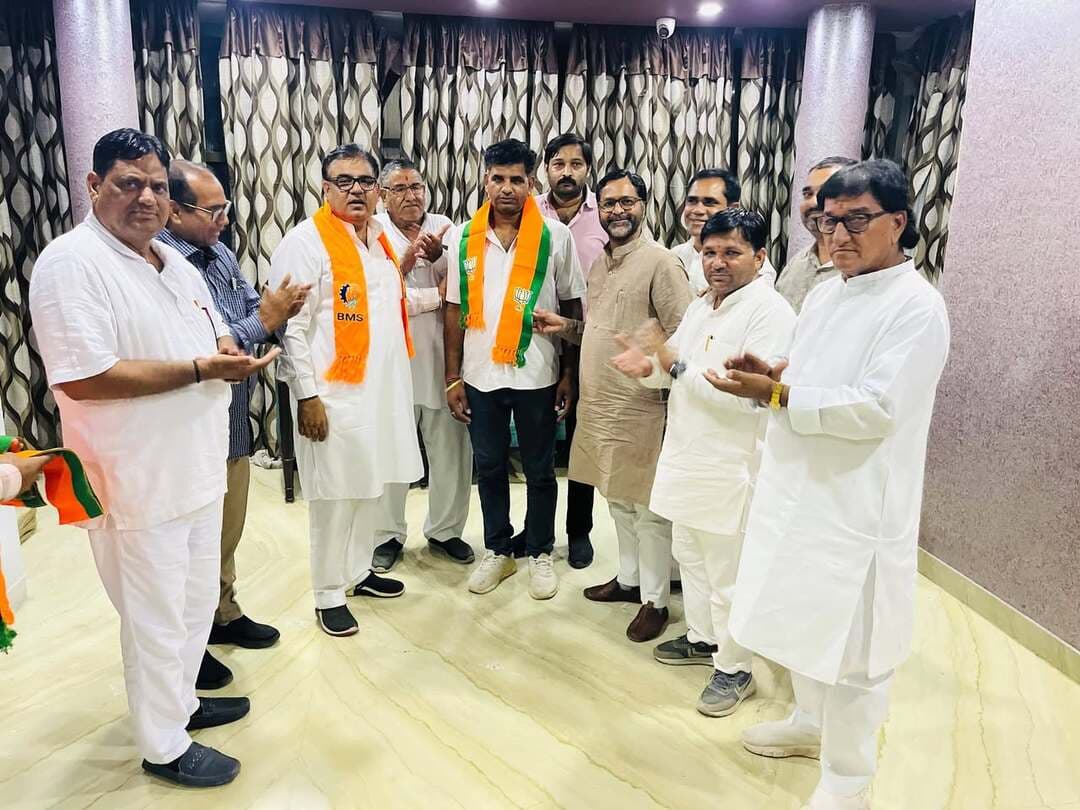 नोखा में बड़ा चुनावी सियासी बदलाव: विकास मंच के दो नेता भाजपा में शामिल
नोखा। नगरपालिका चुनाव 2026 की सरगर्मियों के बीच नोखा की राजनीति में बड़ा बदलाव देखने को मिला है। विकास मंच से जुड़े पूर्व पार्षद प्रतिनिधि गोपीराम लखारा एवं प्रमुख कार्यकर्ता हनुमान व्यास ने भाजपा प्रदेश उपाध्यक्ष एवं पूर्व विधायक बिहारी लाल बिश्नोई तथा नोखा चुनाव प्रभारी सुनील यादव की उपस्थिति में भारतीय जनता पार्टी का दामन थाम लिया।
दोनों नेताओं के भाजपा में शामिल होने को नगरपालिका चुनाव से पहले पार्टी के लिए महत्वपूर्ण राजनीतिक घटनाक्रम माना जा रहा है। इनके भाजपा में आने से संबंधित क्षेत्रों और वार्डों में पार्टी को मजबूती मिलने की चर्चा है।
इस अवसर पर बिहारी लाल बिश्नोई ने दोनों का भाजपा परिवार में स्वागत किया और संगठन को मजबूत करने के लिए एकजुट होकर कार्य करने का आह्वान किया।
कार्यक्रम में आसकरण भट्टड़, महेश झंवर, डॉ. महेंद्र संचेती, गंगाराम पारीक, सूरजमल उपाध्याय, श्रवण ज्याणी, मनोज कुलडिया एवं सम्पत चोरड़िया सहित बड़ी संख्या में भाजपा कार्यकर्ता उपस्थित रहे।
नगरपालिका चुनाव से पहले विकास मंच से जुड़े दो प्रमुख चेहरों के भाजपा में शामिल होने से नोखा की चुनावी राजनीति में नई हलचल पैदा हो गई है। आने वाले दिनों में इस घटनाक्रम का चुनावी समीकरणों पर क्या असर पड़ता है, यह देखना महत्वपूर्ण होगा।