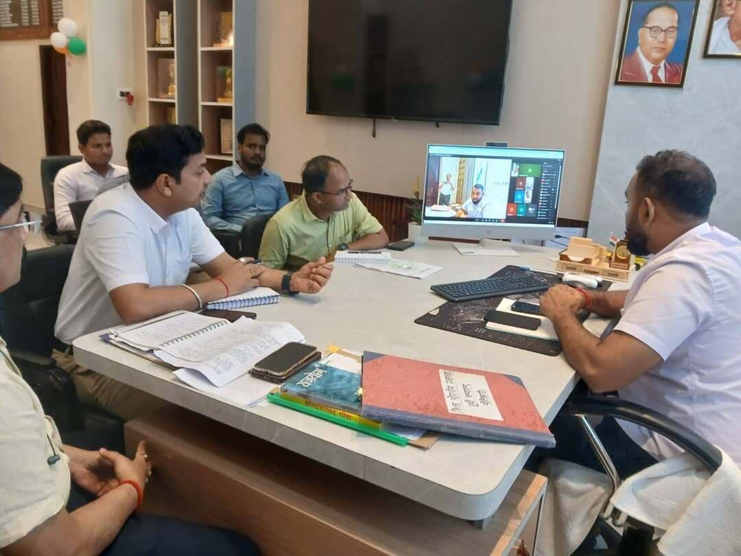*नेपाल से होकर बहने वाली नदियों के जलस्तर में अचानक वृद्धि से बाल्मीकि नगर बैराज पर दबाव बढ़ाने की संभावना*
बाल्मीकि नगर बैराज से अधिक मात्रा में पानी छोड़ने पर गंडक नदी के जलस्तर में भी अचानक वृद्धि की हो सकती है जिसको लेकर जिलाधिकारी के द्वारा गंडक नदी से जुड़े हुए अरेराज संग्रामपुर केसरिया और पहाड़पुर अंचल के लिए अलर्ट जारी किया गया है। आपदा प्रबंधन शाखा मोतिहारी के साथ-साथ बाढ़ प्रमंडल मोतिहारी के पदाधिकारी एवं स्थानीय पदाधिकारी के साथ बैठक कर जिलाधिकारी के द्वारा बताया गया है कि गंडक नदी में अचानक पानी बढ़ने से बाढ़ की संभावना बन सकती है। इसको लेकर सभी जरूरी तैयारी कर लिया जाए।
जिलाधिकारी के द्वारा गंडक तटबंध सहित निचले इलाकों में लोगों को जागरूक और सचेत करने का निर्देश दिया गया है। उक्त अंचल के अंचल अधिकारी एवं थाना प्रभारी को सभी जरूरी व्यवस्था करने का निर्देश दिया गया है।
जिलाधिकारी के द्वारा एनडीआरएफ और एसडीआरएफ टीम को लगातार पेट्रोलिंग करने का निर्देश दिया गया है। सिविल सर्जन और जिला पशुपालन पदाधिकारी को सभी जरूरी मेडिसिन के साथ मेडिकल टीम को तैयार रहने और चिन्हित स्थानों पर प्रतिनियुक्त करने का निर्देश दिया गया है।
जिला पंचायत राज पदाधिकारी को संबंधित प्रखंड पंचायत राज पदाधिकारी के साथ बैठक कर स्थानीय जनप्रतिनिधियों के साथ ग्रामीण स्तर पर बैठक कर लेने का निर्देश दिया गया है ताकि क्षेत्र में लोग जल्द से जल्द जागरूक हो सकें।
जिलाधिकारी के द्वारा निर्देश दिया गया है कि बाढ़ के अवसर पर की जाने वाली सभी व्यवस्था की मुकम्मल तैयारी कर ली जाए।
सभी सम्बन्धित क्षेत्रीय पदाधिकारी वीडियो कॉन्फ्रेंसिंग के माध्यम से जुड़े हुए थे।
Information & Public Relations Department, Government of Bihar Disaster Management Department Govt. of Bihar