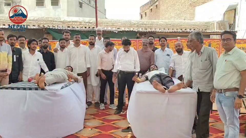 ईद मिलादुन्नबी पर 65 से अधिक युवाओं ने किया रक्तदान : जालौर में जश्ने ईद मिलादुन्नबी पर मुस्लिम युवा कमेटी की ओर से शाही जामा मस्जिद परिसर में रक्तदान शिविर आयोजित किया गया। शिविर में 65 से अधिक युवाओं ने रक्तदान कर जरूरतमंद मरीजों की मदद का संकल्प लिया। युवाओं ने धार्मिक पर्व को मानव सेवा से जोड़ते हुए प्रेम, भाईचारे और सामाजिक सद्भाव का संदेश दिया। चिकित्सा टीम में पीएमओ डॉ. वी.पी मीणा, डॉ. जोयब, नर्सिंग ऑफिसर विनोद वैष्णव, मुस्ताक अली सिलावट, लैब टेक्नीशियन वसीम अली सहित टीम ने सेवाएं दीं। शिविर में नाहिद अली, आसिफ खोखर, मेहबूब मुल्तानी, मुस्ताक अली, गुलजार अली, रमजान खान, सोहिल खान, शाहरुख खान सहित बड़ी संख्या में युवा मौजूद रहे।
