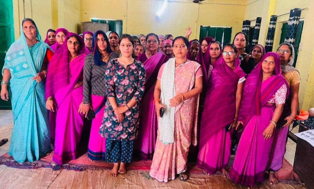*खेल-खेल में सीखने की नई तकनीकों से दक्ष होंगी आंगनबाड़ी कार्यकर्ता*
*हलैना सैक्टर में बाल-केंद्रित एवं गतिविधि आधारित शिक्षण पर दिया जोर*
भरतपुर, 26 अगस्त। जिले में प्रारंभिक बाल्यावस्था देखभाल एवं शिक्षा (ईसीसीई) को प्रभावी, गुणवत्तापूर्ण एवं बाल-केंद्रित बनाने के उद्देश्य से महिला एवं बाल विकास विभाग द्वारा निरंतर प्रयास किए जा रहे हैं। इसी क्रम में रॉकेट लर्निंग संस्था एवं समेकित बाल विकास सेवा के संयुक्त तत्वावधान में वैर ब्लॉक स्थित हलैना सैक्टर पर आंगनबाड़ी कार्यकर्ताओं के लिए प्रथम चरण का क्षमता विकास प्रशिक्षण आयोजित किया गया।
जिला समन्वयक प्राची चौधरी ने बताया कि सुपरवाइजर मनोरमा देवी के निर्देशन में आयोजित प्रशिक्षण में 25 से अधिक आंगनबाड़ी कार्यकर्ताओं ने सहभागिता की। प्रशिक्षण में कार्यकर्ताओं को खेल एवं गतिविधि आधारित शिक्षण, बाल मनोविज्ञान, भाषा एवं संज्ञानात्मक विकास तथा विद्यालय पूर्व शिक्षा की प्रभावी तकनीकों की जानकारी दी गई। प्रशिक्षण के दौरान कागज के गिलासों की सहायता से टावर बनाने की समूह गतिविधि कराई गई। इसके माध्यम से प्रतिभागियों को समझाया गया कि जिस प्रकार किसी टावर की मजबूती उसकी मजबूत नींव पर निर्भर करती है, उसी प्रकार बच्चे के जीवन के शुरुआती वर्ष उसके भविष्य एवं सर्वांगीण विकास की आधारशिला होते हैं। प्रशिक्षकों ने बताया कि प्रारंभिक बाल्यावस्था में बच्चों को उचित पोषण, देखभाल, प्रोत्साहन एवं गुणवत्तापूर्ण शिक्षा मिलने से उनके शारीरिक, मानसिक, सामाजिक एवं भावनात्मक विकास को मजबूती मिलती है।
*अनुभव आधारित अधिगम पर दिया जोर*
प्रशिक्षण में आंगनबाड़ी कार्यकर्ताओं को अनुभव आधारित अधिगम की अवधारणा समझाई गई। विभिन्न खाद्य पदार्थों के चित्रों एवं वास्तविक खाद्य पदार्थों के माध्यम से गतिविधि कराते हुए बताया गया कि बच्चों को केवल पुस्तकीय ज्ञान देने के बजाय देखने, छूने, महसूस करने, बोलने, प्रश्न पूछने एवं स्वयं गतिविधि करने के अवसर दिए जाने चाहिए। इससे बच्चों में जिज्ञासा, रचनात्मकता, भाषा कौशल एवं संज्ञानात्मक क्षमताओं का विकास होता है। प्रशिक्षण में इस बात पर विशेष जोर दिया गया कि प्रत्येक बच्चे की सीखने की गति एवं रुचि अलग-अलग होती है। इसलिए आंगनबाड़ी केंद्रों पर बच्चों की आवश्यकताओं एवं क्षमताओं के अनुरूप सीखने के अवसर उपलब्ध कराए जाएं तथा खेल के माध्यम से सीखने का आनंददायक वातावरण विकसित किया जाए। प्रशिक्षण में माया शर्मा, लालवती, अर्चना शर्मा, राधा रानी, निशा कुमारी, रेखा एवं ममता देवी सहित अन्य आंगनबाड़ी कार्यकर्ताओं ने उत्साहपूर्वक सहभागिता की। कार्यकर्ताओं ने विभिन्न गतिविधियों में भाग लेकर प्रशिक्षण में बताई गई तकनीकों को व्यवहारिक रूप से समझा तथा अपने अनुभव साझा किए।