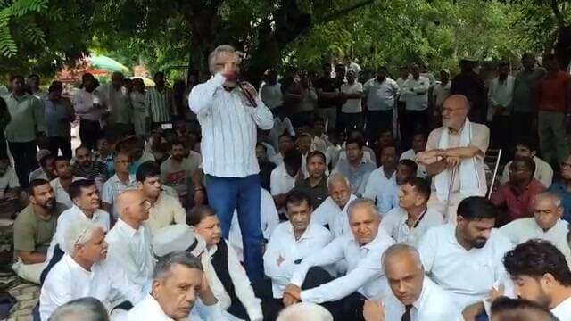 अन्याय के खिलाफ आज गुरुग्राम उपायुक्त कार्यालय पर पंचायत।
हमारे मकान, हमारी जमीन हमारा अधिकारी, अनैतिक् तोडफोड बन्द हो।