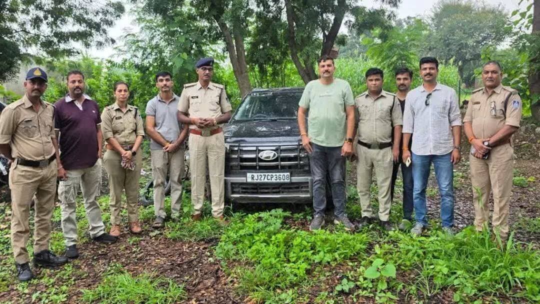 रतलाम में ढ़ाई करोड़ रुपए की MD ड्रग्स पकड़ाई, पुलिस की घेराबंदी पर कार छोड़कर भागे आरोपी
कालूखेड़ा थाना पुलिस ने बड़ी मात्रा में कार से ले जाई जा रही एमडी ड्रग्स की खेप पकड़ी है. मुखबिर से मिली सूचना पर पुलिस ने घेराबंदी काले रंग की क्रेटा कार को रोका था. जिसमें बैठे तस्कर मौके से फरार हो गए.
पुलिस ने 2 किलो 495 ग्राम एमडी ड्रग जब्त की है, जिसकी अंतरराष्ट्रीय कीमत ढ़ाई करोड़ रुपये है. पुलिस ने मामले में अज्ञात लोगों के खिलाफ एनडीपीएस एक्ट में केस दर्ज कर फरार आरोपियों की तलाश शुरू कर दी है.