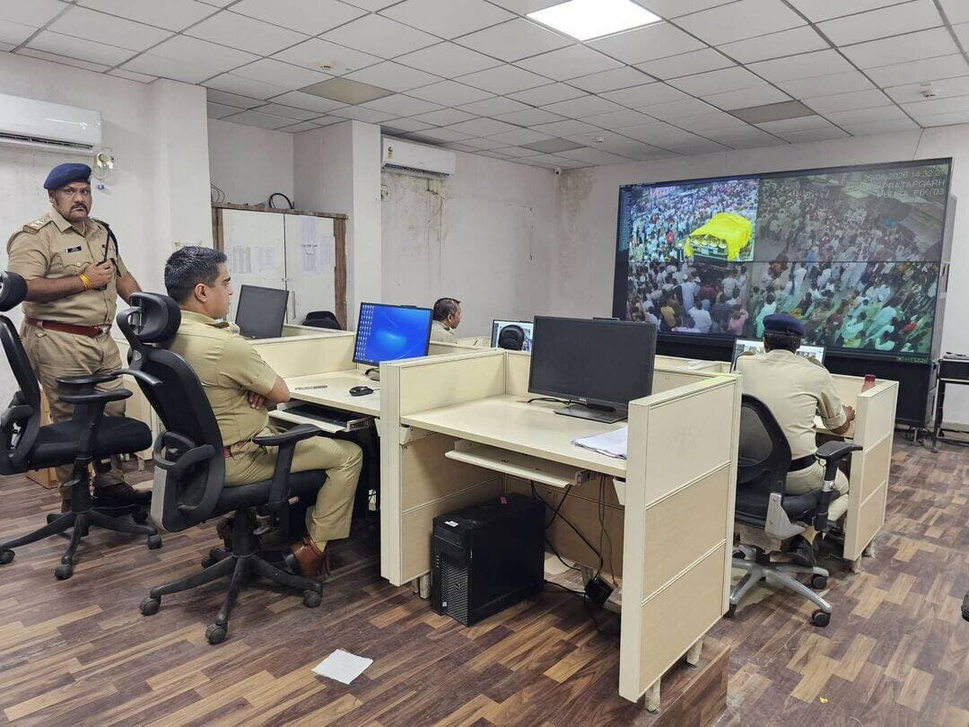 ईद मिलादुन्नबी के जुलूस के दौरान जहां एक तरफ पूरा प्रशासनिक महकमा मैदान में मुस्तैद है, वहीं कप्तान विनोद कुमार मीना पुलिस कंट्रोल रूम से पूरे शहर पर लगातार नज़र बनाए हुए हैं...