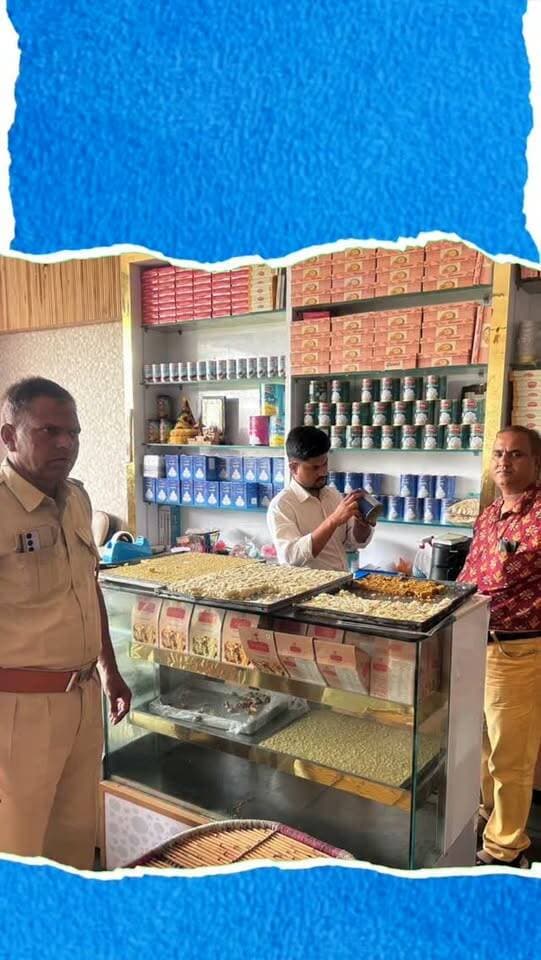 रक्षाबंधन पर खाद्य विभाग की कार्रवाई, मिठाई दुकानों से मावे के पेड़े और नमकीन के सैंपल
प्रतापगढ़ में रक्षाबंधन के त्योहार को देखते हुए खाद्य विभाग ने मिलावटी खाद्य पदार्थों के खिलाफ सघन जांच अभियान शुरू किया है। बुधवार को टीम ने विभिन्न मिठाई दुकानों, हलवाई और कैटरर्स का निरीक्षण किया। इस दौरान मावे के पेड़े और नमकीन के सैंपल लिए गए, जिन्हें जांच के लिए प्रयोगशाला भेजा गया है। रिपोर्ट के आधार पर आगे की कार्रवाई की जाएगी। खाद्य सुरक्षा अधिकारियों ने दुकानदारों को मिठाइयां और अन्य खाद्य सामग्री ढककर रखने के निर्देश दिए। साथ ही कर्मचारियों के स्वास्थ्य प्रमाण पत्र बनवाने के लिए भी पाबंद किया गया। विभाग ने त्योहारी सीजन में सैंपलिंग और निरीक्षण अभियान जारी रखने की बात कही है।
#RakshaBandhan #Pratapgarh #FoodSafety #FoodDepartment #FoodSampling Sweets