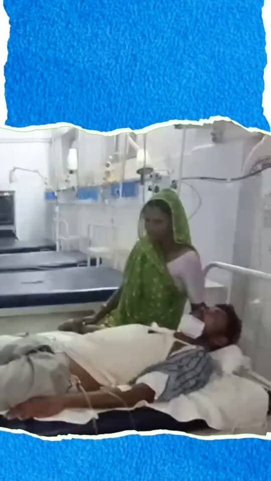 बांसवाड़ा के बिलेड़ी गांव में कार-ऑटो की जोरदार भिड़ंत, 5 लोग घायल; एमजी अस्पताल रेफर
कलिंजरा थाना क्षेत्र के बिलेड़ी गांव में तेज रफ्तार मारुति कार और ऑटो की जोरदार भिड़ंत हो गई। हादसे में ऑटो सवार पांच लोग घायल हो गए। जानकारी के अनुसार, सभी घायल बिलेड़ी गांव के रहने वाले हैं और किसी काम से बाजार जा रहे थे। इसी दौरान सामने से आई तेज रफ्तार मारुति कार ने ऑटो को जोरदार टक्कर मार दी। टक्कर के बाद ऑटो अनियंत्रित होकर पलट गया, जिससे उसमें सवार पांच लोगों को चोटें आईं। हादसे के बाद मौके पर चीख-पुकार मच गई। स्थानीय लोगों ने घायलों को कलिंजरा अस्पताल पहुंचाया। प्राथमिक उपचार के बाद सभी घायलों को एमजी अस्पताल रेफर किया गया, जहां उनका इलाज जारी है।
#Banswara #BanswaraNews #RoadAccident #CarAccident #AutoAccident