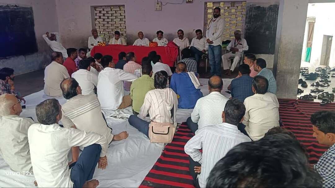 भुसावर में नगर निकाय चुनाव को लेकर कांग्रेस की बैठक
भुसावर। आगामी नगर निकाय चुनाव को लेकर बुधवार को भुसावर शहर में कांग्रेस की महत्वपूर्ण बैठक आयोजित हुई। बैठक में संगठन को मजबूत करने, योग्य एवं जिताऊ प्रत्याशियों के चयन तथा चुनावी रणनीति को लेकर विस्तार से चर्चा की गई।
बैठक में कांग्रेस पदाधिकारियों एवं कार्यकर्ताओं ने चुनाव को लेकर आपसी समन्वय और संगठन की मजबूती पर जोर दिया। साथ ही टिकट वितरण को लेकर भी विचार-विमर्श किया गया।
इस अवसर पर प्रभारी भगवान सहाय शर्मा, चंद्रकेश राजावत, ब्लॉक अध्यक्ष महेश मीणा, शहर अध्यक्ष सतीश शर्मा, मंडल अध्यक्ष धारा सिंह मीणा, युवा कांग्रेस से संजय मीणा खिरनी, गोविंद हथौड़ी, मोहित पहाड़िया, अमित घटरी, गजेंद्र वर्मा, महेश मीणा, गौरव शर्मा, चरण मीणा, विश्व मीणा सहित अनेक कांग्रेस कार्यकर्ता मौजूद रहे।
बैठक में कार्यकर्ताओं ने आगामी नगर निकाय चुनाव में कांग्रेस को मजबूत करने और एकजुट होकर चुनावी मैदान में उतरने का संकल्प लिया।