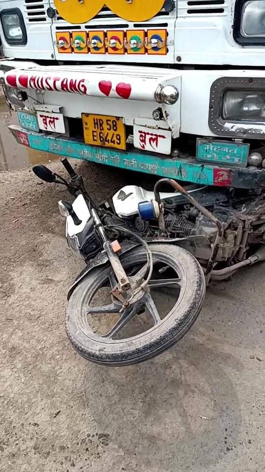 ट्रक की चपेट में आने से दो पुलिसकर्मियों की हुई मौ+त ट्रक चालक मौके से फरार
