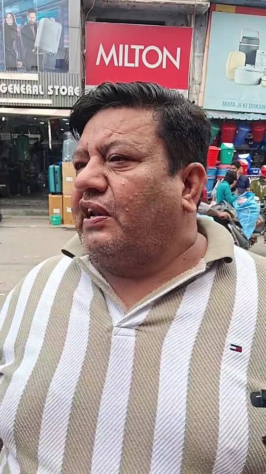 फरीदाबाद की सबसे बड़ी और पोज़ मार्केट में लगभग 20 से 25 लड़कों ने किया दुकानदार पर ताबड़तोड़ हमला