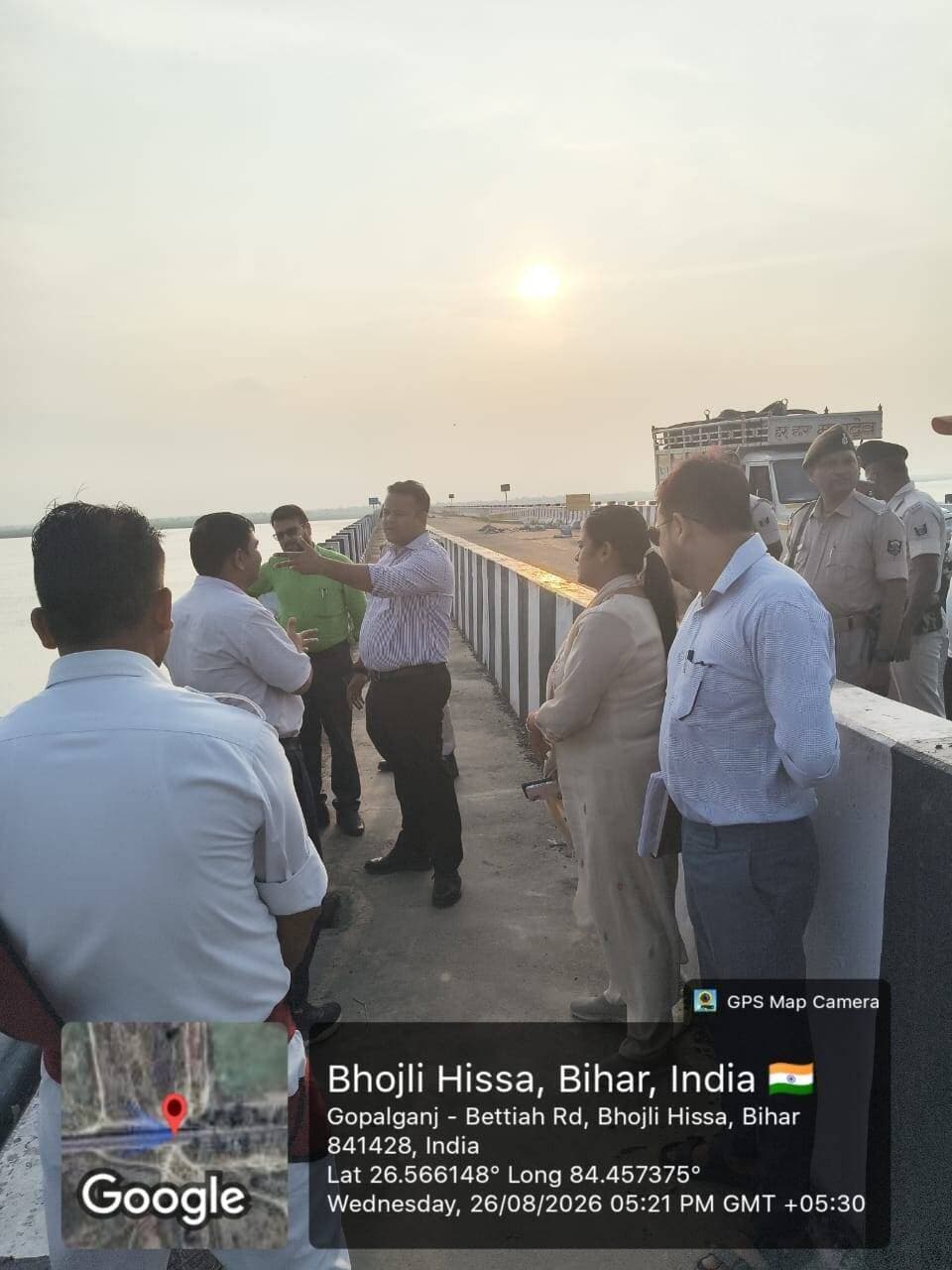 आज दिनांक 26 अगस्त 2026 को गंडक नदी के जलस्तर में संभावित वृद्धि को देखते हुए जिलाधिकारी श्री समीर सौरभ ने मंगलपुर पुल और आसपास के तटवर्ती क्षेत्रों का स्थलीय निरीक्षण किया। उन्होंने जलस्तर की वर्तमान स्थिति और सुरक्षा तैयारियों की समीक्षा की।
डीएम ने स्थानीय नागरिकों से संवाद कर सतर्क रहने और आवश्यकता पड़ने पर ऊंचे व सुरक्षित स्थानों पर जाने की अपील की। उन्होंने स्पष्ट किया कि घबराने की आवश्यकता नहीं है, जिला प्रशासन स्थिति पर सतत निगरानी रख रहा है और किसी भी आपात परिस्थिति से निपटने के लिए पूरी तरह मुस्तैद है। निरीक्षण के दौरान अपर समाहर्ता राजेश्वरी पाण्डेय, गोपालगंज सदर एसडीएम डॉ. प्रेरणा सिंह, सहायक आपदा प्रबंधन पदाधिकारी शाहनवाज खान सहित संबंधित कार्यपालक अभियंता मौजूद रहे।