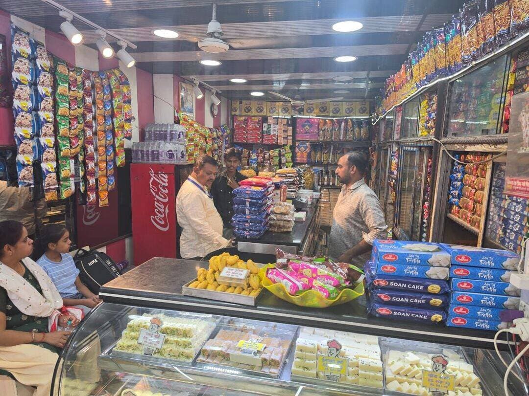 ➡️ खाद्य विभाग ने बैतूल और भीमपुर के खाद्य प्रतिष्ठानों का किया निरीक्षण
आगामी त्यौहारों को दृष्टिगत रखते हुए कलेक्टर डॉ सौरभ संजय सोनवणे के निर्देशानुसार 26 अगस्त को खाद्य एवं औषधि प्रशासन के जांच दलों द्वारा जिले के विभिन्न क्षेत्रों में खाद्य प्रतिष्ठानों की जांच की गई। निरीक्षण के दौरान खाद्य कारोबारी को राज्य शासन द्वारा एनालॉग डेयरी प्रोडक्ट्स को प्रतिबंधित किए जाने के संबंध में जानकारी दी गई। साथ ही खाद्य प्रतिष्ठानों में स्वच्छता रखने के निर्देश दिए गए।
दल द्वारा बैतूल शहरी क्षेत्र में विभिन्न खाद्य प्रतिष्ठान राहुल नमकीन एवं बर्फी, बीकानेर स्वीट्स, बापू की कचौडी, एवन नास्ता सेंटर, न्यू दिलबहार स्वीट्स की जांच की गई एवं मिल्क केक, मलाई बर्फी, काजू बर्फी, बादाम बर्फी, बेसन लड्डू, खोपरा लड्डू, नमकीन, खट्टा मीठा नमकीन के 15 नमूने जांच हेतु लिए गए। भीमपुर शहरी क्षेत्र अंतर्गत जैसवाल रेस्टोरेंट से सादा पेड़ा,मावा बर्फी, नमकीन, बीकानेर मिष्ठान,पनीर,मावा के नमूने, सागर रेस्टोरेंट से मावा बर्फी, सादा पेड़ा, नमकीन के नमूने, साई बेकरी से पनीर, गाय भैंस का मिक्स दूध लूज इस प्रकार कुल 10 नमूने जांच हेतु लिए गए। सभी नमूने जांच के लिए प्रयोगशाला भोपाल भेजे जा रहे हैं। लिए गए नमूनो की जांच रिपोर्ट प्राप्त होने पर विधिवत कार्यवाही की जाएगी।
Jansampark Madhya Pradesh
Department of Food, Civil Supplies & Protection - Madhya Pradesh
#JansamparkMP
#बैतूल
#betul