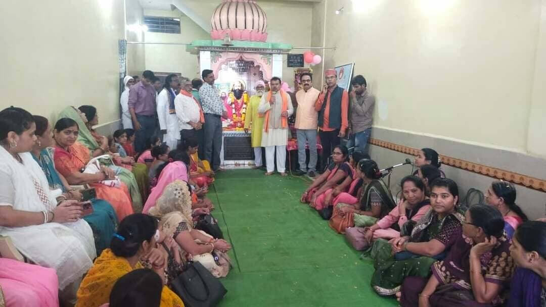 ➡️ संत शिरोमणि गुरु रविदास जी की 650वीं जयंती पर समरसता संकल्प अभियान एवं यात्रा पहुंची मुलताई
संत शिरोमणि गुरु रविदास जी की 650वीं जन्म जयंती के अवसर पर श्री गुरु रविदास महाराज समरसता संकल्प अभियान एवं यात्रा 26 अगस्त को मुलताई विकासखंड के ग्राम मासोद से निकली। इस दौरान यात्रा प्रमुख ग्रामों का भम्रण करते हुए में मुलताई पहुंची, जहां गाजे- बाजे के साथ यात्रा ने स्थानीय मंदीरों का भ्रमण किया। तत्पश्चात यात्रा का रात्रि विश्राम किया गया। यात्रा का जगह-जगह भव्य स्वागत किया गया। यात्रा में जनप्रतिनिधियों के साथ सामाजिक बंधु, संत रविदास समाज के अनुयायी एवं बड़ी संख्या में गणमान्य नागरिक शामिल हुए। यात्रा के दौरान संत रविदास जी के विचारों और उनके द्वारा दिए गए सामाजिक समरसता, समानता एवं भाईचारे के संदेश को जन-जन तक पहुंचाने का आह्वान किया गया।
➡️ इन विकासखंडो में पहुंचेगी संत शिरोमणि रविदास जी महाराज की समरसता कलश यात्रा
संत शिरोमणि रविदास जी महाराज की समरसता पावन कलश एवं कलश रथ जिला मुख्यालय से स्थानीय रविदास मंदिरों तथा ग्राम स्तर तक पहुंचाए जाएंगे। कलश रथ 20 अगस्त से 10 सितंबर तक जिले में निर्धारित मार्ग के अनुसार भ्रमण करेगा। संत शिरोमणि रविदास जी महाराज की समरसता कलश यात्रा 30 अगस्त को मुलताई नगर से आठनेर, हिड़ली, सावलमेंढा नगर भ्रमण एवं रात्रि विश्राम, भैंसदेही विकासखंड में 31 अगस्त को सावलमेंढा से गुदगांव, भैंसदेही नगर भ्रमण एवं रात्रि विश्राम, 1 सितंबर को भैंसदेही नगर से रतनपुर भ्रमण एवं रात्रि विश्राम, 2 सितंबर को रतनपुर से भीमपुर चिरापतला भ्रमण एवं रात्रि विश्राम रहेगा।
इसके अलावा घोड़ाडोंगरी विकासखंड में 3 सितंबर को यात्रा चिरापाटला से चिचोली नगर भ्रमण एवं रात्रि विश्राम, 4 सितंबर को चिचोली नगर से पाढर भ्रमण एवं रात्रि विश्राम, 5 सितंबर को पाढर से घोड़ाडोंगरी, चोपना भ्रमण तथा रात्रि विश्राम रहेगा। बैतूल विकासखंड में 6 सितंबर को यात्रा चोपना नगर से बडोरा बैतूल पहुंचेंगी तथा रात्रि विश्राम रहेगा। वहीं 7 सितंबर को यात्रा बडोरा से बैतूल बाजार नगर भ्रमण एवं रात्रि विश्राम, 8 सितंबर को बैतूल बाजार से खेड़ी सांवलीगढ़ भ्रमण एवं रात्रि विश्राम, 9 सितंबर को खेड़ी सांवलीगढ़ से बैतूल नगर भ्रमण, स्थानीय मंदिरों का भ्रमण एवं रात्रि विश्राम रहेगा तथा 10 सितंबर को बैतूल नगर भ्रमण कर शाम 6 बजे यात्रा का समापन किया जाएगा।
➡️ मंदिरों में होंगे धार्मिक एवं सांस्कृतिक आयोजन
कलश रथ के भ्रमण के दौरान जिला, ग्राम एवं चिन्हित स्थानीय रविदास मंदिरों में कलश का भव्य स्वागत किया जाएगा। इस दौरान सामूहिक आरती, गुरु वाणी पाठ, भजन संध्या, समरसता संकल्प, भजन-कीर्तन, प्रसाद वितरण, प्रभात फेरी, झांकी, दीप प्रज्ज्वलन एवं अन्य धार्मिक-सामाजिक एवं सांस्कृतिक कार्यक्रम आयोजित किए जाएंगे। भजन मंडली प्रतियोगिता सहित विभिन्न स्थानीय कार्यक्रमों के माध्यम से संत रविदास जी के विचारों और संदेश को जन-जन तक पहुंचाया जाएगा।
अभियान के दौरान जिले के विभिन्न स्थानों पर स्थित संत गुरु रविदास मंदिरों एवं उनके परिसरों में साफ-सफाई तथा आवश्यक विकास कार्य कराए जाएंगे। अनुसूचित जाति केंद्रित मंडलों की पहचान कर संबंधित क्षेत्रों में स्थित संत रविदास मंदिरों की सूची तैयार करने तथा मंदिर समितियों एवं संतों से संपर्क स्थापित करने के निर्देश दिए गए हैं। अभियान के तहत संत सम्मेलन, आध्यात्मिक संवाद, समरसता गोष्ठी एवं सत्संग आयोजित किए जाएंगे। इनमें संत रविदास जी के जीवन, विचारों और सामाजिक समरसता के संदेश का प्रचार-प्रसार किया जाएगा।
Jansampark Madhya Pradesh
#JansamparkMP
#बैतूल
#betul