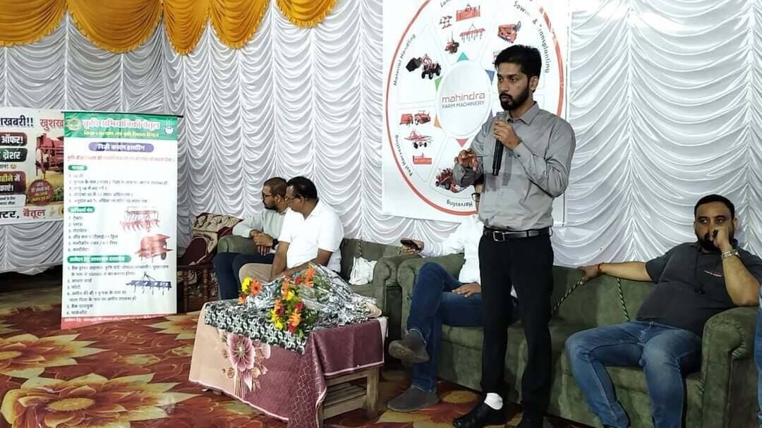 ➡️ कृषक संगोष्ठी में कृषि अभियांत्रिकी योजनाओं और आधुनिक कृषि तकनीकों की दी जानकारी
बैतूल विकासखंड के ग्राम कोसमी में बुधवार को कृषक संगोष्ठी का आयोजन किया गया। संगोष्ठी में कृषि अभियांत्रिकी विभाग द्वारा संचालित विभिन्न योजनाओं एवं आधुनिक कृषि तकनीकों की जानकारी किसानों को दी गई। संगोष्ठी में कृषि अभियांत्रिकी विभाग के सहायक कृषि यंत्री डॉ. प्रमोद मीणा ने किसानों को कस्टम हायरिंग सेंटर, हाईटेक हब तथा भारत सरकार की एआईएफ योजना सहित कृषि यंत्रीकरण से संबंधित विभिन्न योजनाओं की जानकारी दी।
कार्यक्रम में महिंद्रा एंड महिंद्रा के नेशनल हेड डिस्ट्रीब्यूशन कपिल मल्होत्रा, बैतूल डीलर अमित जैन, महिंद्रा इंश्योरेंस की टीम सहित प्रगतिशील कृषक उपस्थित रहे। उन्होंने किसानों को कृषि से जुड़ी विभिन्न योजनाओं, कृषि यंत्रों एवं आधुनिक तकनीकों के उपयोग के संबंध में जानकारी दी तथा किसानों की जिज्ञासाओं का समाधान किया। इस अवसर पर कस्टम हायरिंग योजना से लाभान्वित हितग्राही मुकेश आहाके को प्रशस्ति पत्र प्रदान कर सम्मानित किया गया। इस अवसर पर प्रगतिशील किसान उपस्थित रहे।
Jansampark Madhya Pradesh
Department of Agriculture, Madhya Pradesh
#JansamparkMP
#बैतूल
#betul