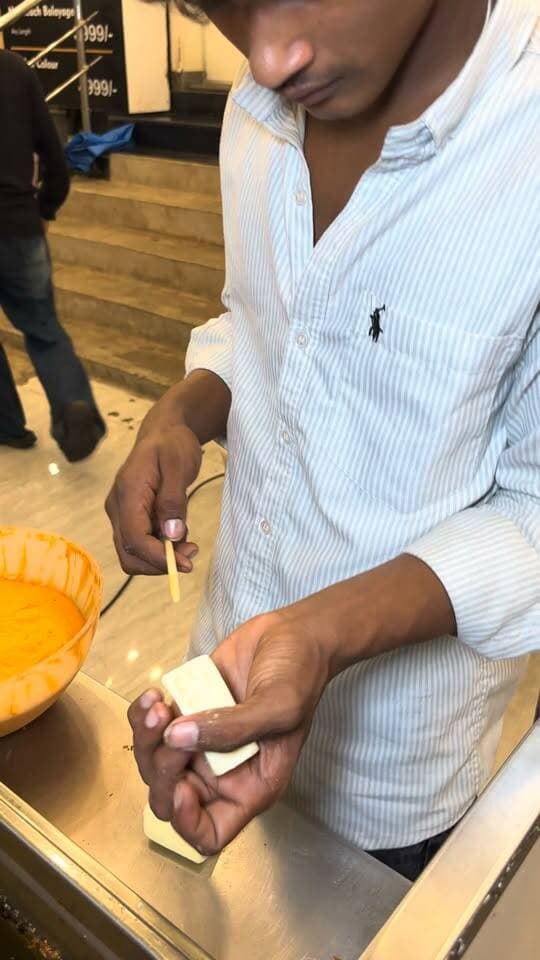 🌽 Crispy Corn Dog Making Process In Mumbai 🔥
#CornDog #CornDogMaking #MumbaiStreetFood #StreetFood #Foodie #IndianStreetFood