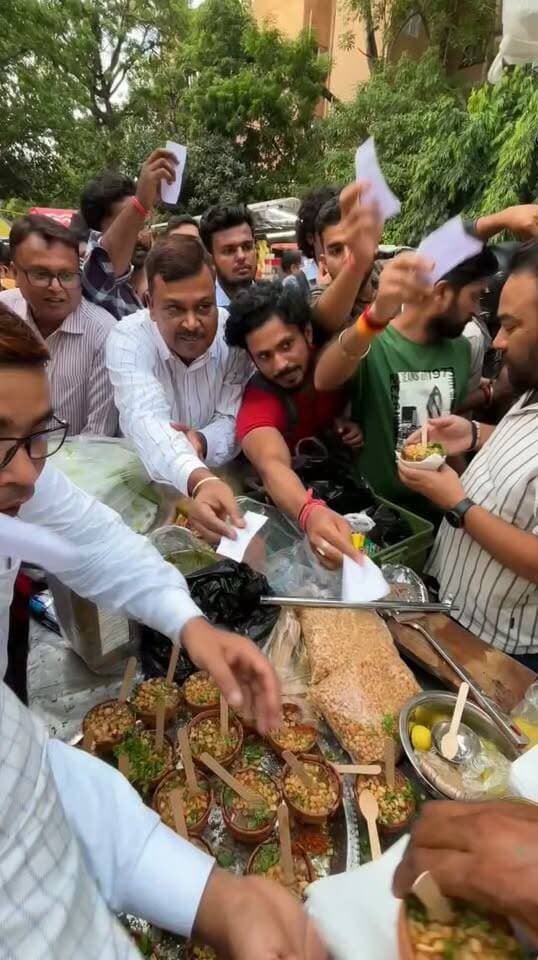 People Going Crazy for Clay Pot Tamatar Chaat 🔥🍅
#TamatarChaat #ClayPotChaat #StreetFood #IndianStreetFood #Foodie #ChaatLovers