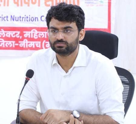 कलेक्टर की अध्यक्षता में जिला पोषण समिति की मासिक समीक्षा बैठक संपन्न
कुपोषित बच्चों की पहचान कर जनसहयोग से प्रतिमाह 1500 न्यूट्री बास्केट उपलब्ध कराएं - कलेक्टर
नीमच 26 अगस्त 2026, कलेक्टर श्री हिमांशु चंद्रा की अध्यक्षता में मंगलवार को कलेक्टर सभाकक्ष में जिला पोषण समिति की मासिक समीक्षा बैठक आयोजित हुई। जिला पंचायत के मुख्य कार्यपालन अधिकारी श्री अमन वैष्णव की उपस्थिति में आयोजित बैठक में महिला एवं बाल विकास विभाग की योजनाओं, पोषण गतिविधियों तथा कुपोषित एवं कम वजन वाले बच्चों के स्वास्थ्य एवं पोषण की स्थिति की विस्तारपूर्वक समीक्षा की गई।
जिला कार्यक्रम अधिकारी श्री राजेश गुप्ता ने विभागीय योजनाओं की प्रगति एवं पोषण संबंधी गतिविधियों की अद्यतन स्थिति से अवगत कराया।
◾विभागीय उपलब्धियों पर कलेक्टर ने की सराहना
कलेक्टर श्री चंद्रा ने आंगनवाड़ी केंद्रों पर शाला पूर्व शिक्षा,हितग्राहियों को गर्म पका भोजन,आभा आईडी निर्माण तथा एफआरएस के माध्यम से टेक होम राशन वितरण सहित विभिन्न गतिविधियों में जिले की उत्कृष्ट प्रगति की सराहना की। उन्होंने बताया कि इन गतिविधियों में नीमच जिला प्रदेश के टॉप-10 जिलों में तथा संभाग स्तर पर प्रथम स्थान पर है। कलेक्टर ने उपलब्धियों को बनाए रखते हुए शेष लक्ष्यों को भी निर्धारित समय-सीमा में पूर्ण करने तथा योजनाओं के प्रभावी क्रियान्वयन के निर्देश दिए।
◾कलेक्टर ने दिए ये प्रमुख निर्देश- कुपोषित बच्चों की पहचान एवं न्यूट्री बास्केट: जिले के सभी कुपोषित एवं कम वजन वाले बच्चों की पहचान सुनिश्चित कर जनसहयोग से प्रतिमाह कम से कम 1500 न्यूट्री बास्केट उपलब्ध कराने के निर्देश दिए।
◾पोषण मित्रों को सक्रिय करने के निर्देश: जिले में पोषण मित्रों को स्वयंसेवक के रूप में सक्रिय किया जाए तथा प्रत्येक आंगनवाड़ी केंद्र पर नए पोषण मित्र बनाए जाएं। पोषण गतिविधियों में जनसहभागिता बढ़ाने के निर्देश दिए।
◾स्वयं सहायता समूहों से जोड़ना: एसएएम, एमएएम एवं एसयूडब्ल्यू श्रेणी के बच्चों के परिवारों,विशेषकर माताओं को स्वयं सहायता समूहों से जोड़ा जाए। जिले में चिन्हित 281 बच्चों के परिवारों को समूहों से जोड़ने की कार्रवाई सुनिश्चित की जाए।
◾हॉटस्पॉट आंगनवाड़ी केंद्रों पर विशेष निगरानी: एसएएम, एमएएम एवं एसयूडब्ल्यू बच्चों वाले हॉटस्पॉट आंगनवाड़ी केंद्रों को चिन्हित कर विशेष निगरानी रखी जाए। इन केंद्रों पर बच्चों की माताओं को स्वयं सहायता समूहों से जोड़ा जाए।
◾बच्चों की नियमित स्वास्थ्य जांच: सभी हॉटस्पॉट आंगनवाड़ी केंद्रों पर विशेष स्वास्थ्य शिविर आयोजित कर बच्चों की स्वास्थ्य जांच कराई जाए तथा उनकी नियमित जांच, उपचार एवं फॉलोअप सुनिश्चित किया जाए।
◾3 से 6 वर्ष के बच्चों का प्रवेश: 3 से 6 वर्ष आयु वर्ग के सभी बच्चों का आंगनवाड़ी अथवा प्राथमिक विद्यालय में प्रवेश सुनिश्चित किया जाए, ताकि कोई भी बच्चा शाला पूर्व शिक्षा से वंचित न रहे।
◾मंगल दिवस में जनप्रतिनिधियों की सहभागिता: मंगल दिवस के अवसर पर जनप्रतिनिधियों को आमंत्रित कर पोषण गतिविधियों में उनकी सक्रिय सहभागिता सुनिश्चित कराने का प्रयास किया जाए।
◾न्यूट्री गार्डन विकसित करने के निर्देश: पर्याप्त स्थान वाले आंगनवाड़ी केंद्रों पर उद्यानिकी विभाग एवं कृषि विज्ञान केंद्र के समन्वय से न्यूट्री गार्डन विकसित किए जाएं।
◾आभा आईडी का लक्ष्य पूर्ण करने के निर्देश: जिले में शेष 1000 आभा आईडी आगामी 15 दिवस में पूर्ण करने तथा नियमित मॉनिटरिंग के माध्यम से शत-प्रतिशत उपलब्धि सुनिश्चित करने के निर्देश दिए।
◾आंगनवाड़ी केंद्रों को गोद लेने का आग्रह: जनप्रतिनिधियों एवं जिलाधिकारियों द्वारा कम से कम पांच-पांच आंगनवाड़ी केंद्र गोद लेकर उनके आधारभूत विकास में सहयोग किया जाए।
◾क्षेत्र पर्यवेक्षकों की कार्यप्रगति में सुधार: कलेक्टर ने क्षेत्र पर्यवेक्षकों की मासिक मूल्यांकन रिपोर्ट की समीक्षा करते हुए सभी क्षेत्र पर्यवेक्षकों को आगामी बैठक तक ए अथवा बी श्रेणी में रहने के निर्देश दिए।
◾लाड़ली लक्ष्मी एवं प्रधानमंत्री मातृ वंदना योजना: आगामी माह तक लाड़ली लक्ष्मी योजना एवं प्रधानमंत्री मातृ वंदना योजना में निर्धारित लक्ष्य के अनुरूप शत-प्रतिशत प्रगति सुनिश्चित की जाए। पात्र हितग्राहियों की पहचान एवं पंजीयन में किसी प्रकार की कमी नहीं रहे।
इन योजनाओं एवं गतिविधियों की भी हुई समीक्षा
बैठक में पोषण अभियान, आंगनवाड़ी केंद्रों की शाला पूर्व शिक्षा, गर्म पका भोजन वितरण, टेक होम राशन, आभा आईडी निर्माण,पोषण मित्र गतिविधियां, मंगल दिवस, न्यूट्री गार्डन, लाड़ली लक्ष्मी योजना, प्रधानमंत्री मातृ वंदना योजना तथा एसएएम, एमएएम एवं एसयूडब्ल्यू बच्चों की पहचान, स्वास्थ्य एवं पोषण प्रबंधन की प्रगति की भी समीक्षा की गई।
कलेक्टर ने विभागीय योजनाओं की नियमित समीक्षा, मैदानी स्तर पर प्रभावी मॉनिटरिंग तथा निर्धारित लक्ष्यों की समय-सीमा में पूर्ति सुनिश्चित करने के निर्देश दिए।
बैठक में जावद एवं मनासा के अनुविभागीय अधिकारी (राजस्व), मुख्य चिकित्सा एवं स्वास्थ्य अधिकारी, जिला शिक्षा अधिकारी, प्रधान कृषि वैज्ञानिक,समस्त परियोजना अधिकारी,समस्त पर्यवेक्षक सहित महिला एवं बाल विकास विभाग का मैदानी एवं जिला स्तरीय अमला उपस्थित रहा।
CM Madhya Pradesh
Jansampark Madhya Pradesh
Department Of Women Child Development, Madhya Pradesh
#Neemuch
#नीमच
