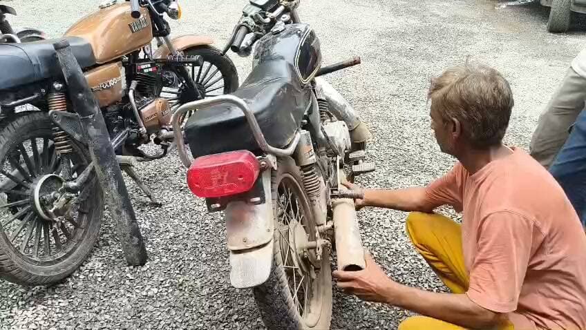 *नागौद पुलिस की कार्रवाई, तीन बाइको के मॉडिफाइड साइलेंसर निकाले*
नागौद। पुलिस ड्यूटी के दौरान बुधवार, 26 अगस्त को पुलिस ने मॉडिफाइड साइलेंसर लगी तीन मोटरसाइकिलों को पकड़ा। तीनों वाहनों को थाना नागौद लाया गया, जहां उनके मॉडिफाइड साइलेंसर निकाल दिए गए। पुलिस ने वाहन चालकों के खिलाफ नियमानुसार कानूनी कार्रवाई की।
मॉडिफाइड साइलेंसर से तेज आवाज और ध्वनि प्रदूषण की शिकायतों को देखते हुए थाना प्रभारी मनोज सोनी द्वारा ऐसे वाहनों के खिलाफ कार्रवाई की जा रही है।