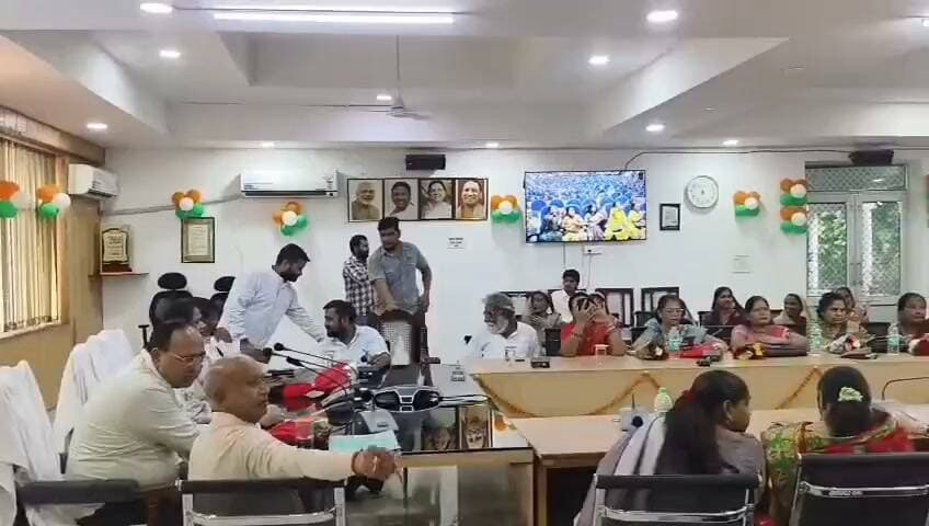 हमीरपुर कलेक्ट्रेट सभागार में लोकमाता अहिल्याबाई होल्कर मातृ शक्ति यात्रा योजना एवं रक्षाबंधन पर निःशुल्क बस यात्रा के शुभारंभ कार्यक्रम का हुआ सीधा प्रसारण*
हमीरपुर। कलेक्ट्रेट सभागार, हमीरपुर में आज माननीय मुख्यमंत्री, उत्तर प्रदेश द्वारा ‘लोकमाता अहिल्याबाई होल्कर मातृ शक्ति यात्रा योजना’ के अंतर्गत 60 वर्ष से अधिक आयु की महिलाओं को साधारण बसों में आजीवन निःशुल्क बस यात्रा की सुविधा तथा रक्षाबंधन के अवसर पर महिलाओं एवं उनके एक सहयात्री को निःशुल्क बस यात्रा सुविधा प्रदान किए जाने के शुभारंभ कार्यक्रम का सीधा प्रसारण देखा एवं सुना गया।
कार्यक्रम का आयोजन ‘महिलाओं का सम्मान-हमारी प्राथमिकता’ एवं ‘बराबरी से ही बनेगा बेहतर कल’ के संकल्प के साथ महिला समानता दिवस के अवसर पर किया गया।
योजना के अंतर्गत 60 वर्ष से अधिक आयु की महिलाओं को साधारण बसों में आजीवन निःशुल्क यात्रा की सुविधा उपलब्ध कराई जाएगी। वहीं रक्षाबंधन के अवसर पर 27 अगस्त को प्रातः 06:00 बजे से 29 अगस्त की मध्यरात्रि तक उत्तर प्रदेश राज्य सड़क परिवहन निगम की बसों में महिला यात्रियों तथा उनके साथ एक सहयात्री को निःशुल्क यात्रा की सुविधा प्रदान की जाएगी।
कार्यक्रम में विशिष्ट अतिथि के तौर पर मौजूद भाजपा जिलाध्यक्ष श्रीमती शकुंतला निषाद ने कहा कि महिलाओं को समान अवसर, सम्मान एवं सुरक्षित आवागमन उपलब्ध कराना महिला सशक्तीकरण की दिशा में महत्वपूर्ण कदम है। उन्होंने कहा कि महिलाओं की सुविधा और सम्मान को प्राथमिकता देते हुए संचालित की जा रही ये योजनाएं उनके आवागमन को अधिक सुगम एवं सुरक्षित बनाने में सहायक होंगी।
इस अवसर पर नगरपालिका परिषद हमीरपुर के अध्यक्ष श्री कुलदीप निषाद, अपर जिलाधिकारी वित्त एवं राजस्व श्री राकेश कुमार, नगर अध्यक्ष भाजपा श्री अंकित गुप्ता, सहायक क्षेत्रीय प्रबंधक हमीरपुर डिपो श्री राम प्रताप साहू, डिपो प्रभारी श्री निरंजन वर्मा सहित अन्य जनप्रतिनिधि, अधिकारी एवं गणमान्य नागरिक उपस्थित रहे।कार्यक्रम का संचालन डॉ. जी.के. द्विवेदी, समन्वयक, जिला विज्ञान क्लब, हमीरपुर द्वारा किया गया।