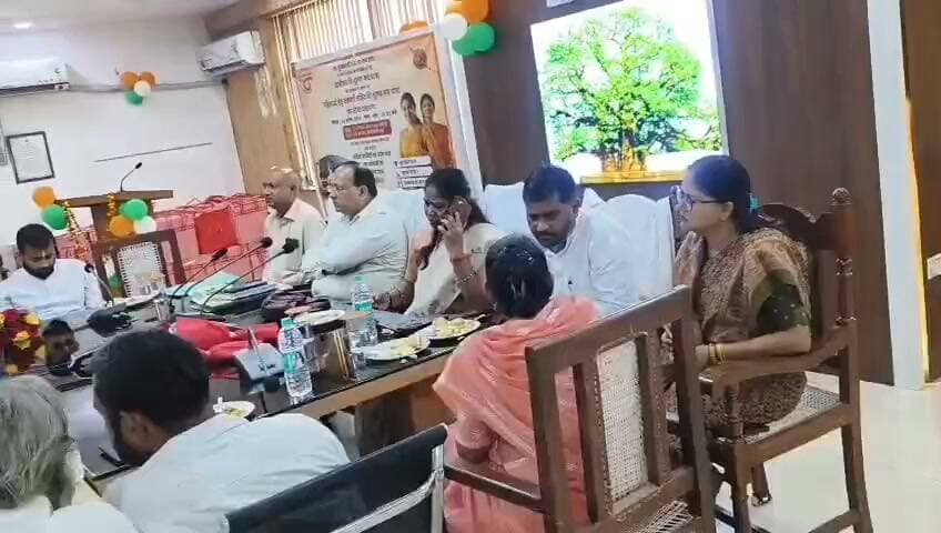 हमीरपुर कलेक्ट्रेट सभागार में लोकमाता अहिल्याबाई होल्कर मातृ शक्ति यात्रा योजना एवं रक्षाबंधन पर निःशुल्क बस यात्रा के शुभारंभ कार्यक्रम का हुआ सीधा प्रसारण*
हमीरपुर। कलेक्ट्रेट सभागार, हमीरपुर में आज माननीय मुख्यमंत्री, उत्तर प्रदेश द्वारा ‘लोकमाता अहिल्याबाई होल्कर मातृ शक्ति यात्रा योजना’ के अंतर्गत 60 वर्ष से अधिक आयु की महिलाओं को साधारण बसों में आजीवन निःशुल्क बस यात्रा की सुविधा तथा रक्षाबंधन के अवसर पर महिलाओं एवं उनके एक सहयात्री को निःशुल्क बस यात्रा सुविधा प्रदान किए जाने के शुभारंभ कार्यक्रम का सीधा प्रसारण देखा एवं सुना गया।
कार्यक्रम का आयोजन ‘महिलाओं का सम्मान-हमारी प्राथमिकता’ एवं ‘बराबरी से ही बनेगा बेहतर कल’ के संकल्प के साथ महिला समानता दिवस के अवसर पर किया गया।
योजना के अंतर्गत 60 वर्ष से अधिक आयु की महिलाओं को साधारण बसों में आजीवन निःशुल्क यात्रा की सुविधा उपलब्ध कराई जाएगी। वहीं रक्षाबंधन के अवसर पर 27 अगस्त को प्रातः 06:00 बजे से 29 अगस्त की मध्यरात्रि तक उत्तर प्रदेश राज्य सड़क परिवहन निगम की बसों में महिला यात्रियों तथा उनके साथ एक सहयात्री को निःशुल्क यात्रा की सुविधा प्रदान की जाएगी।
कार्यक्रम में विशिष्ट अतिथि के तौर पर मौजूद भाजपा जिलाध्यक्ष श्रीमती शकुंतला निषाद ने कहा कि महिलाओं को समान अवसर, सम्मान एवं सुरक्षित आवागमन उपलब्ध कराना महिला सशक्तीकरण की दिशा में महत्वपूर्ण कदम है। उन्होंने कहा कि महिलाओं की सुविधा और सम्मान को प्राथमिकता देते हुए संचालित की जा रही ये योजनाएं उनके आवागमन को अधिक सुगम एवं सुरक्षित बनाने में सहायक होंगी।
इस अवसर पर नगरपालिका परिषद हमीरपुर के अध्यक्ष श्री कुलदीप निषाद, अपर जिलाधिकारी वित्त एवं राजस्व श्री राकेश कुमार, नगर अध्यक्ष भाजपा श्री अंकित गुप्ता, सहायक क्षेत्रीय प्रबंधक हमीरपुर डिपो श्री राम प्रताप साहू, डिपो प्रभारी श्री निरंजन वर्मा सहित अन्य जनप्रतिनिधि, अधिकारी एवं गणमान्य नागरिक उपस्थित रहे।कार्यक्रम का संचालन डॉ. जी.के. द्विवेदी, समन्वयक, जिला विज्ञान क्लब, हमीरपुर द्वारा किया गया।